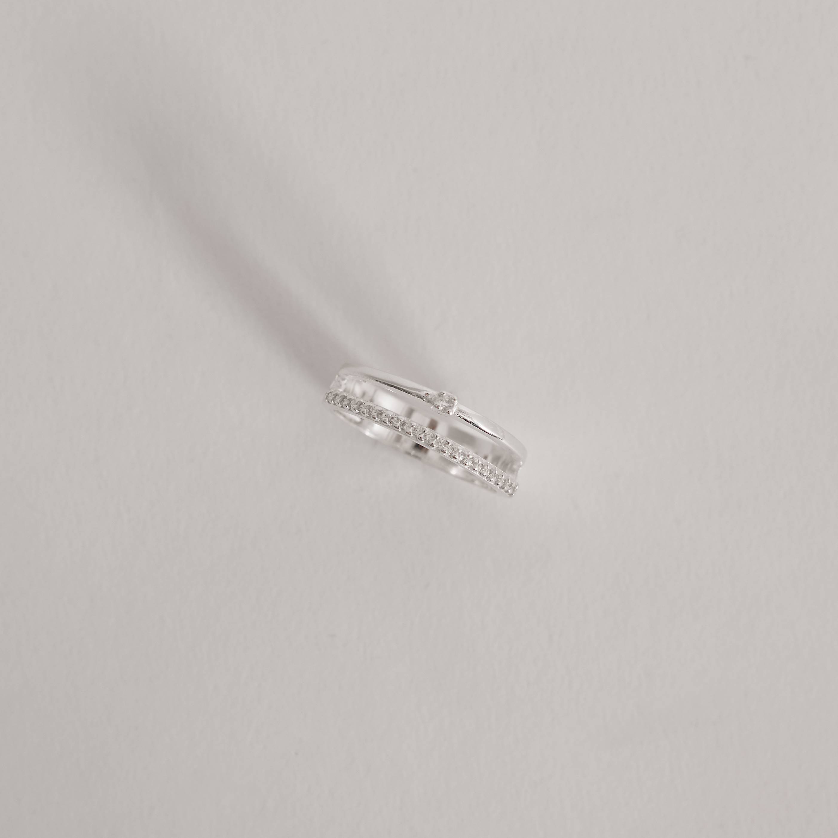 Imagem Secundária Anel duplo solitário com meia aliança