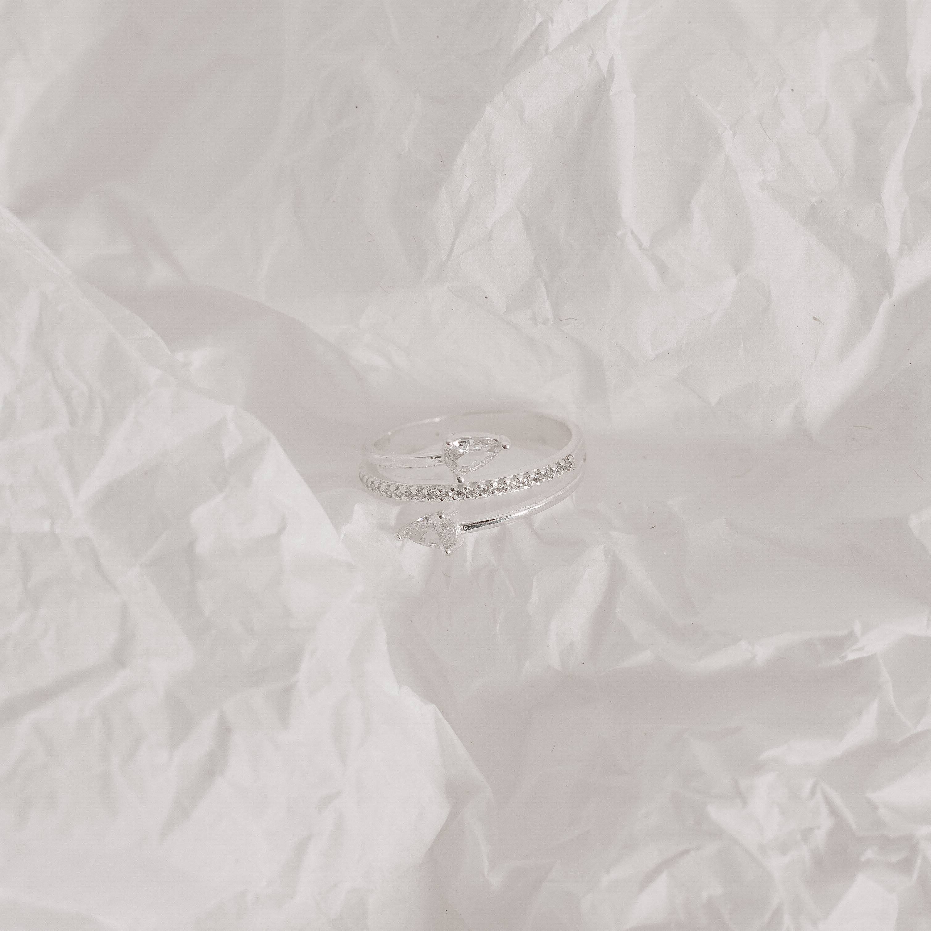 Imagem Anel 3 fios meia aliança com zircônias gota