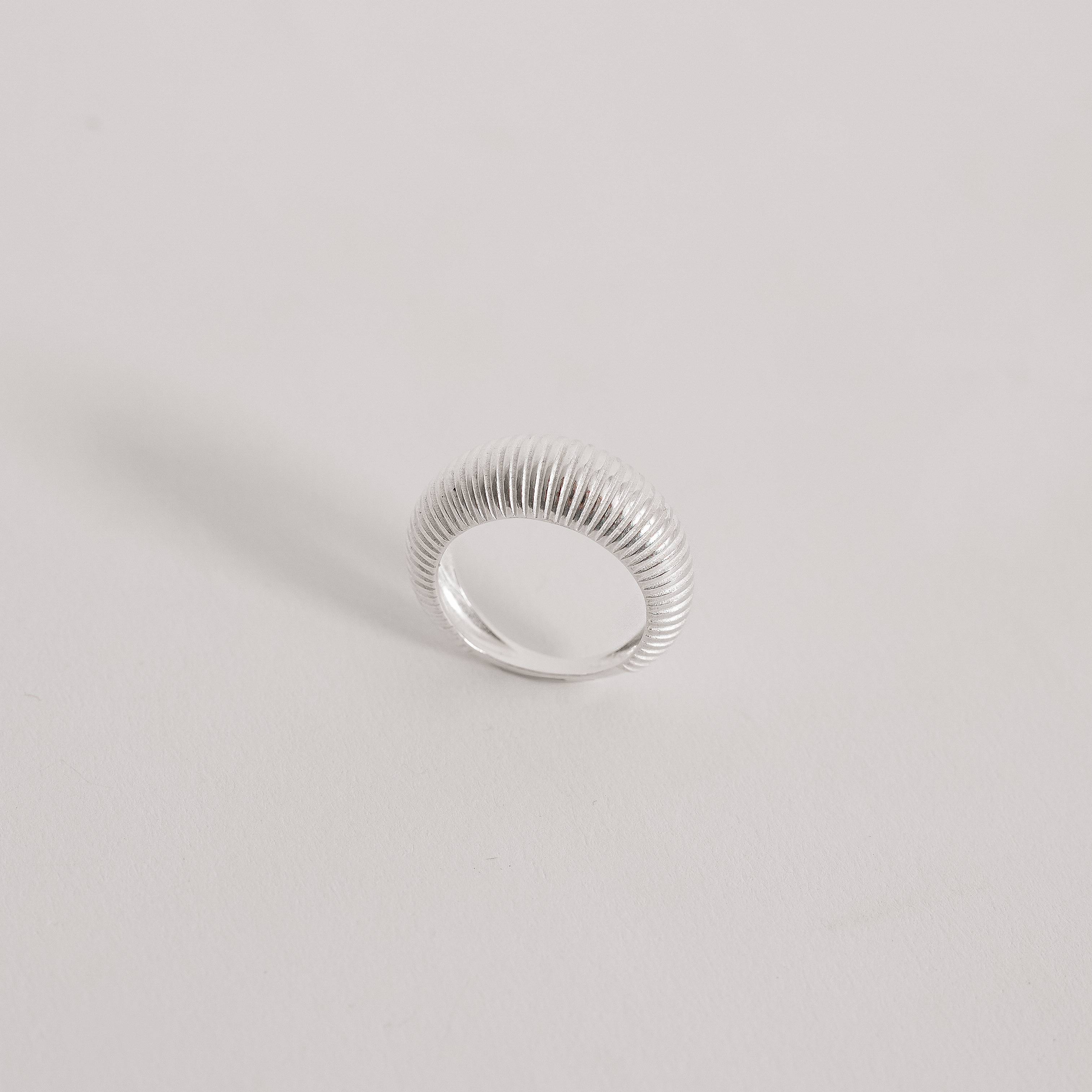 Imagem Anel largo detalhe riscado