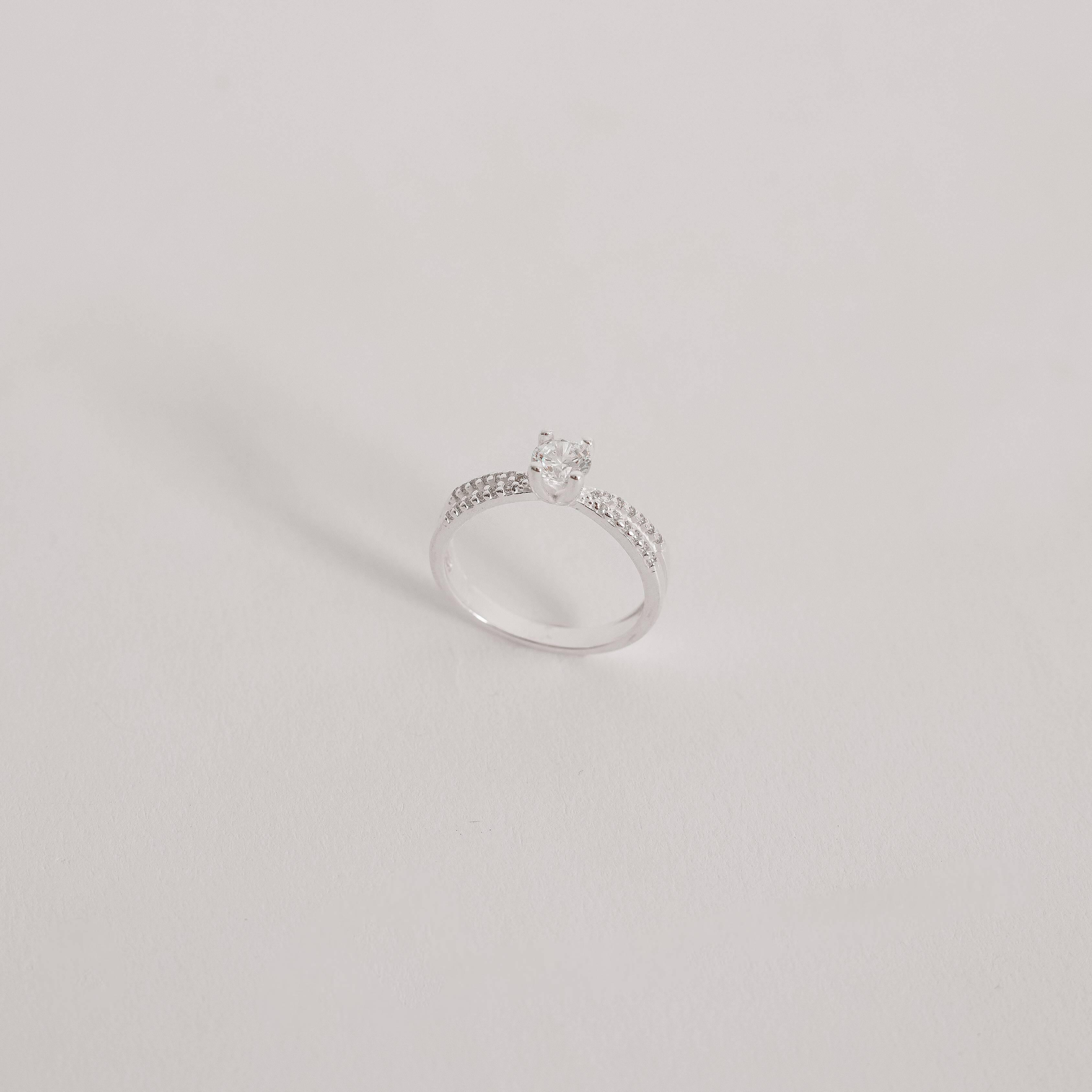 Imagem Anel solitário 5mm fio duplo cravejado