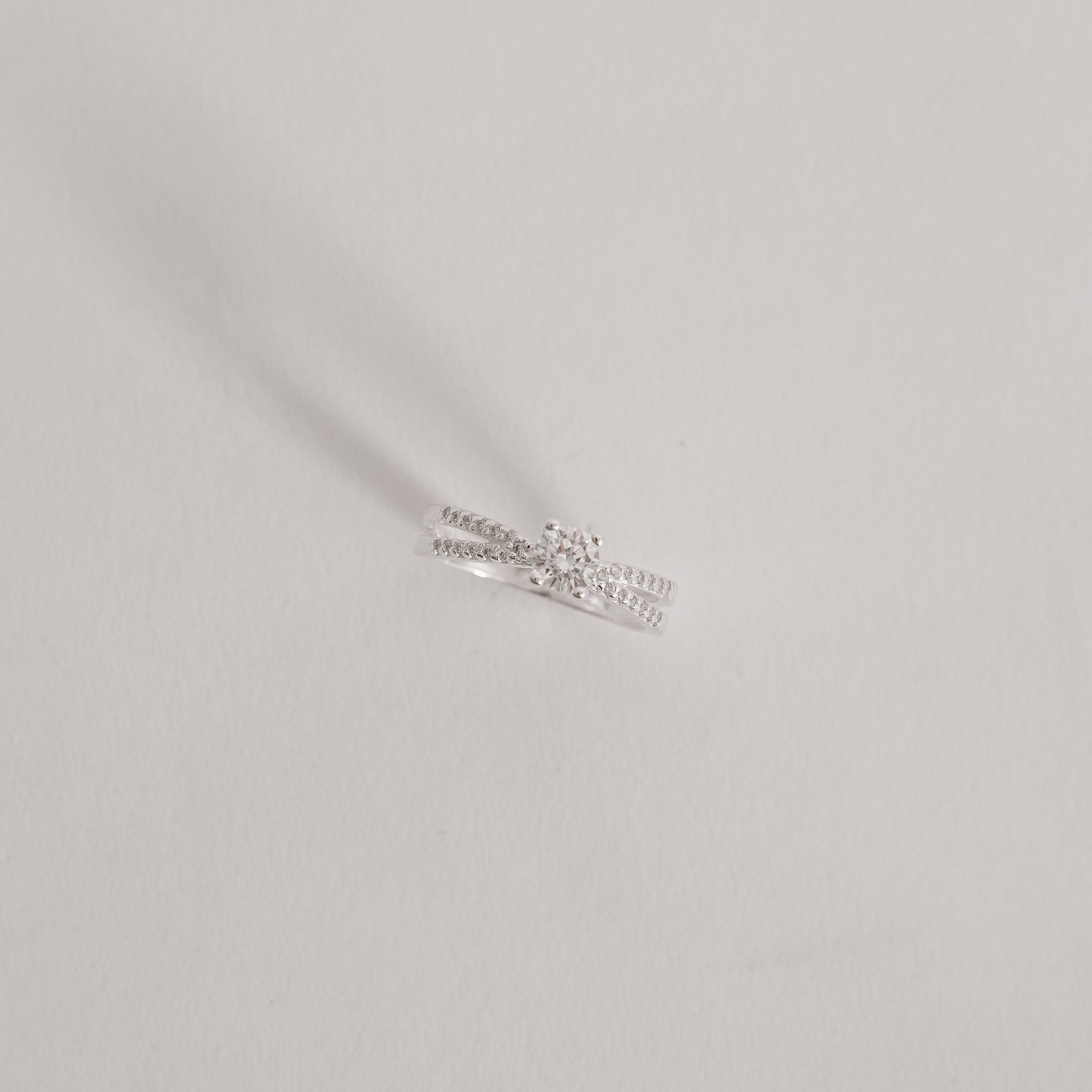 Imagem Secundária Anel solitário 5mm fio duplo cravejado