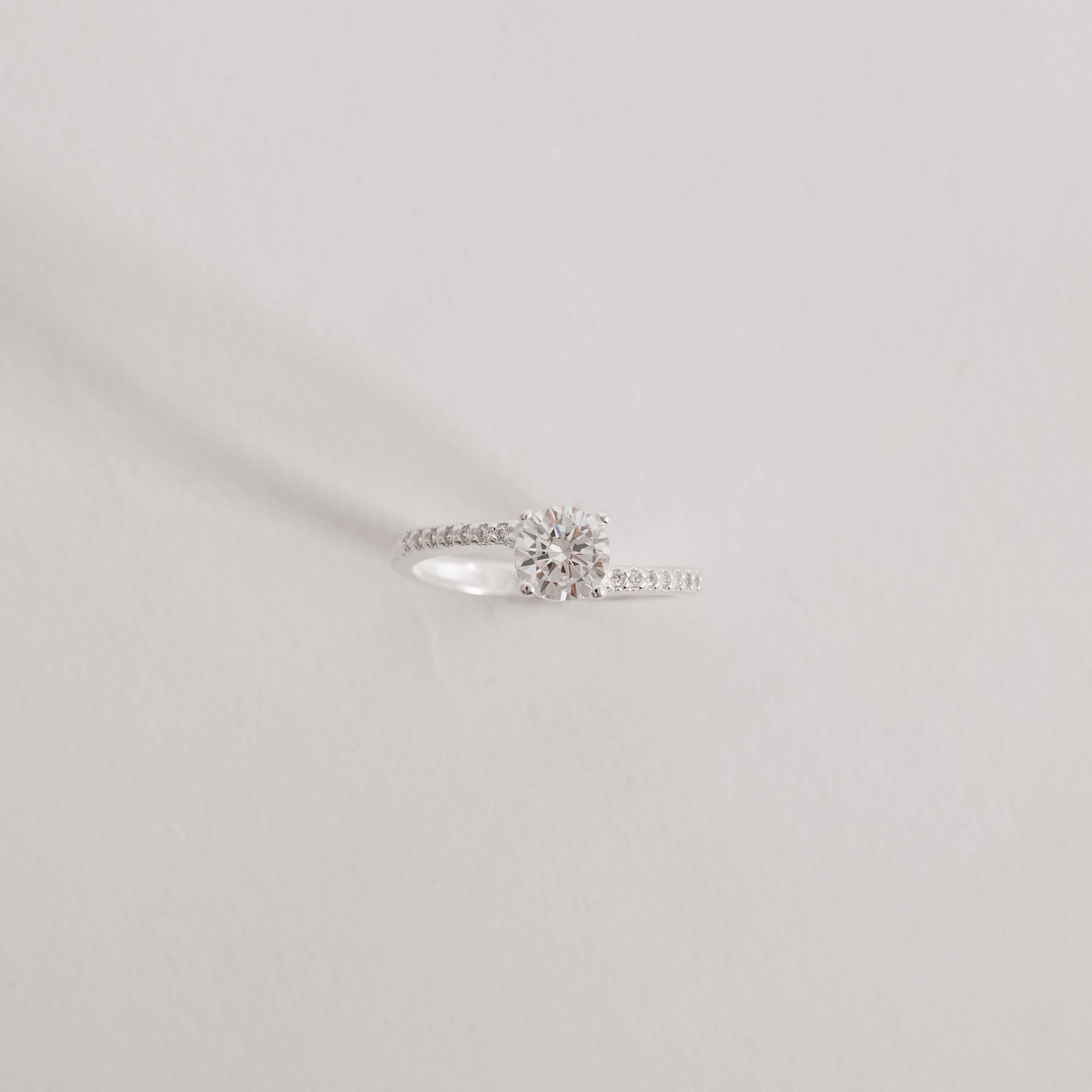 Imagem Secundária Anel solitário 6mm fio cravejado