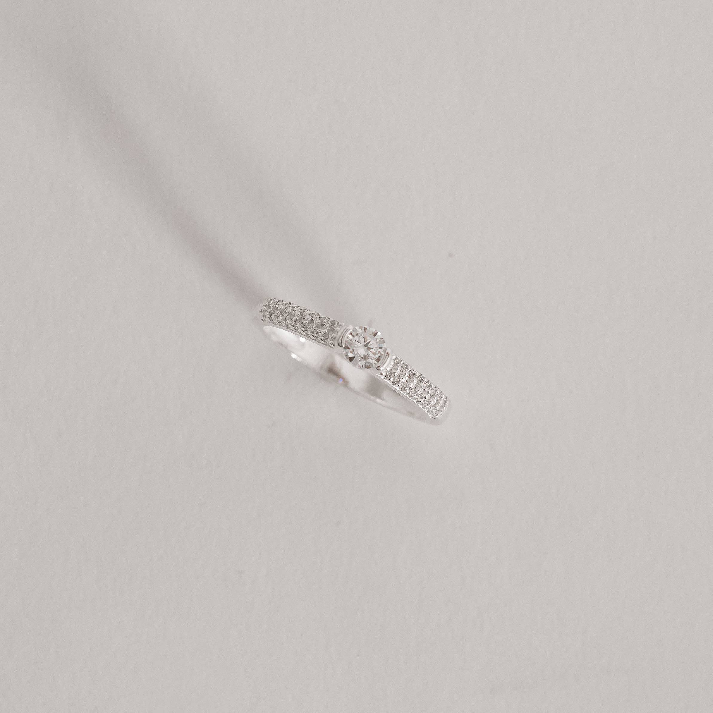 Imagem Anel solitário 4mm com duplo cravejado