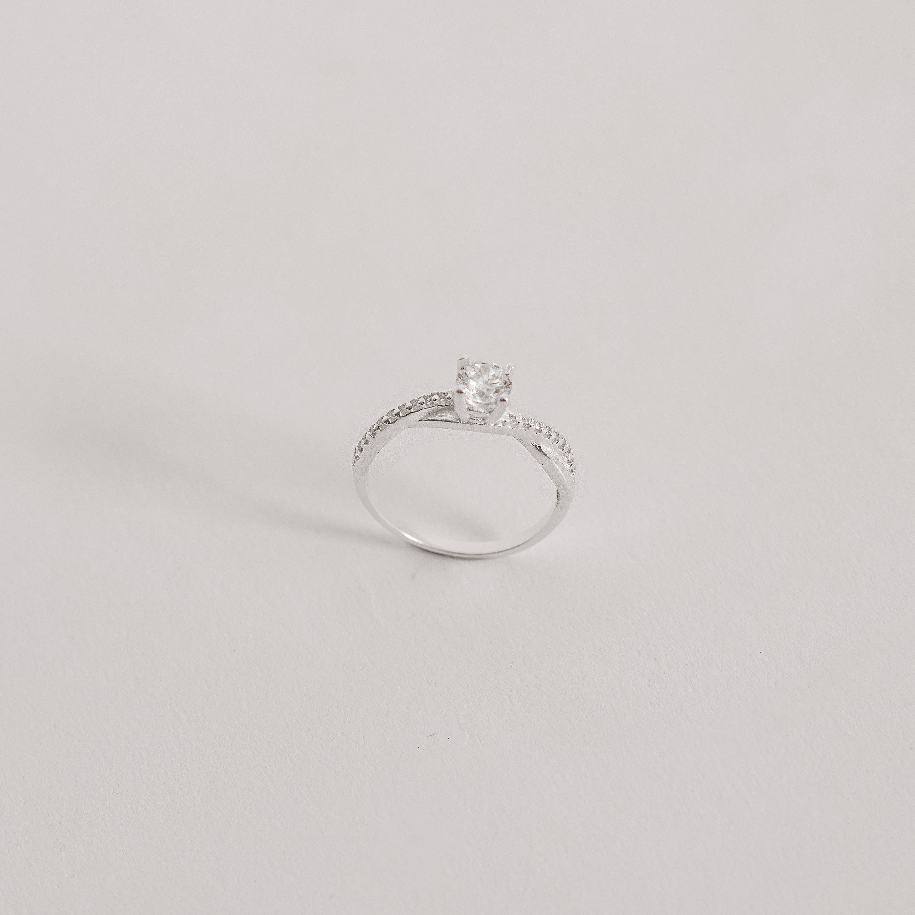 Imagem Anel solitário 5mm com fio trançado cravejado