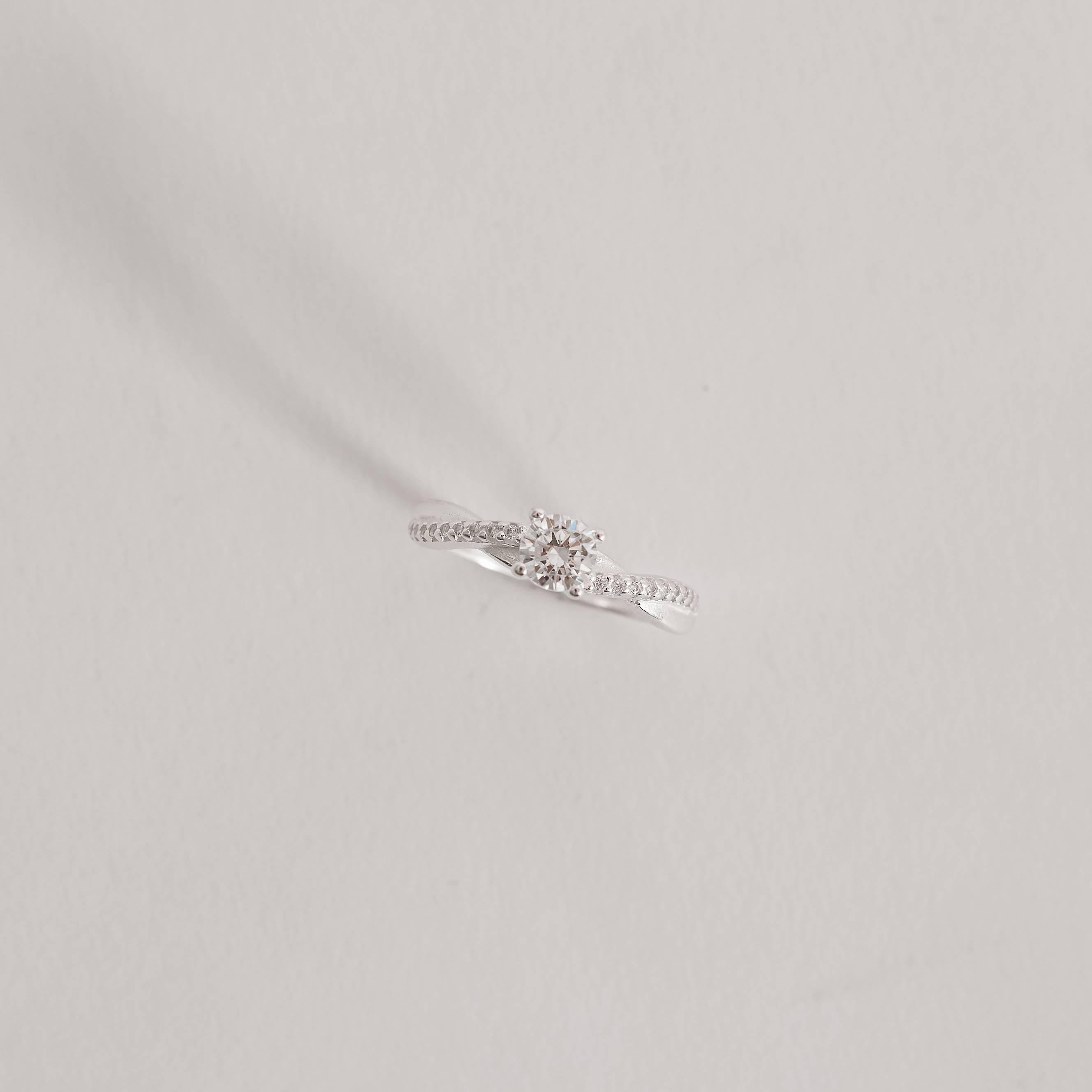 Imagem Secundária Anel solitário 5mm com fio trançado cravejado