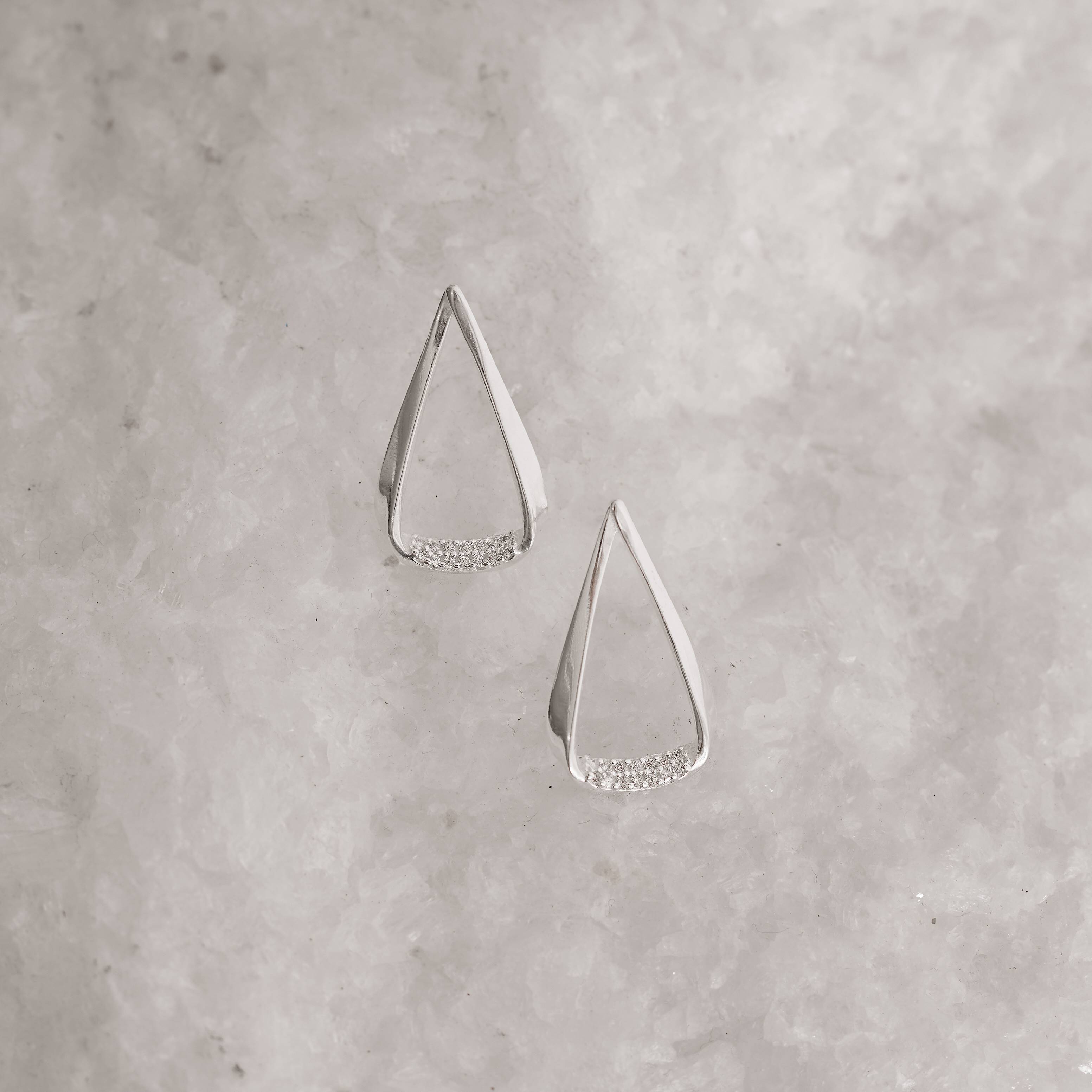 Imagem Brinco gota vazada detalhe cravejado 24mm