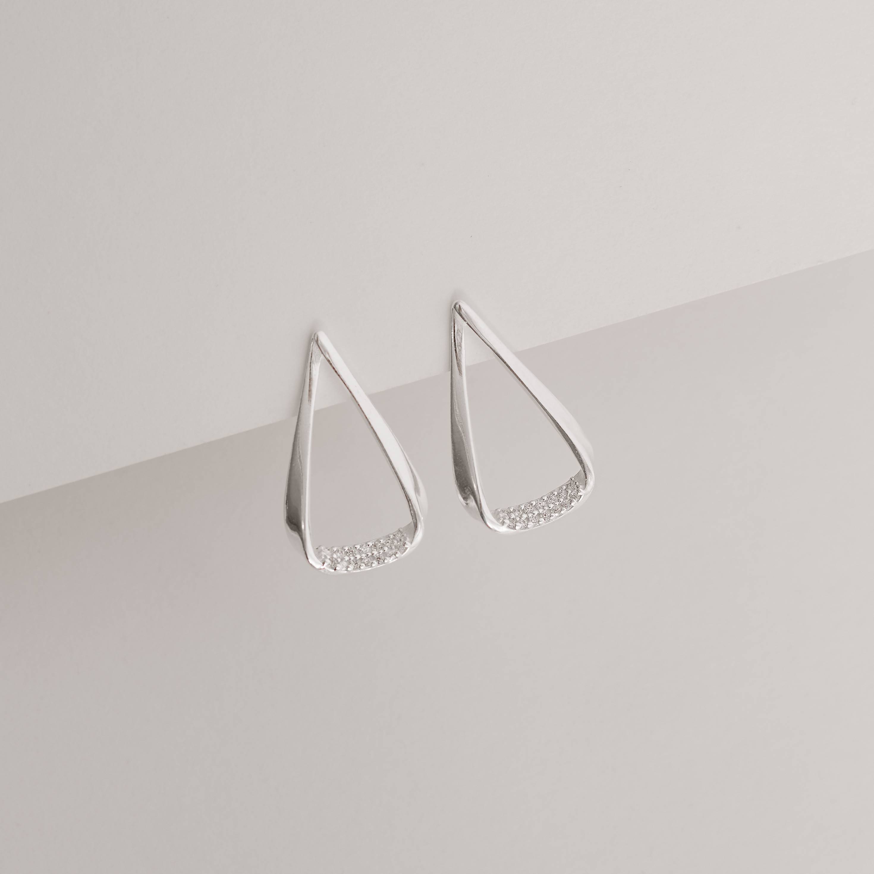 Imagem Secundária Brinco gota vazada detalhe cravejado 24mm