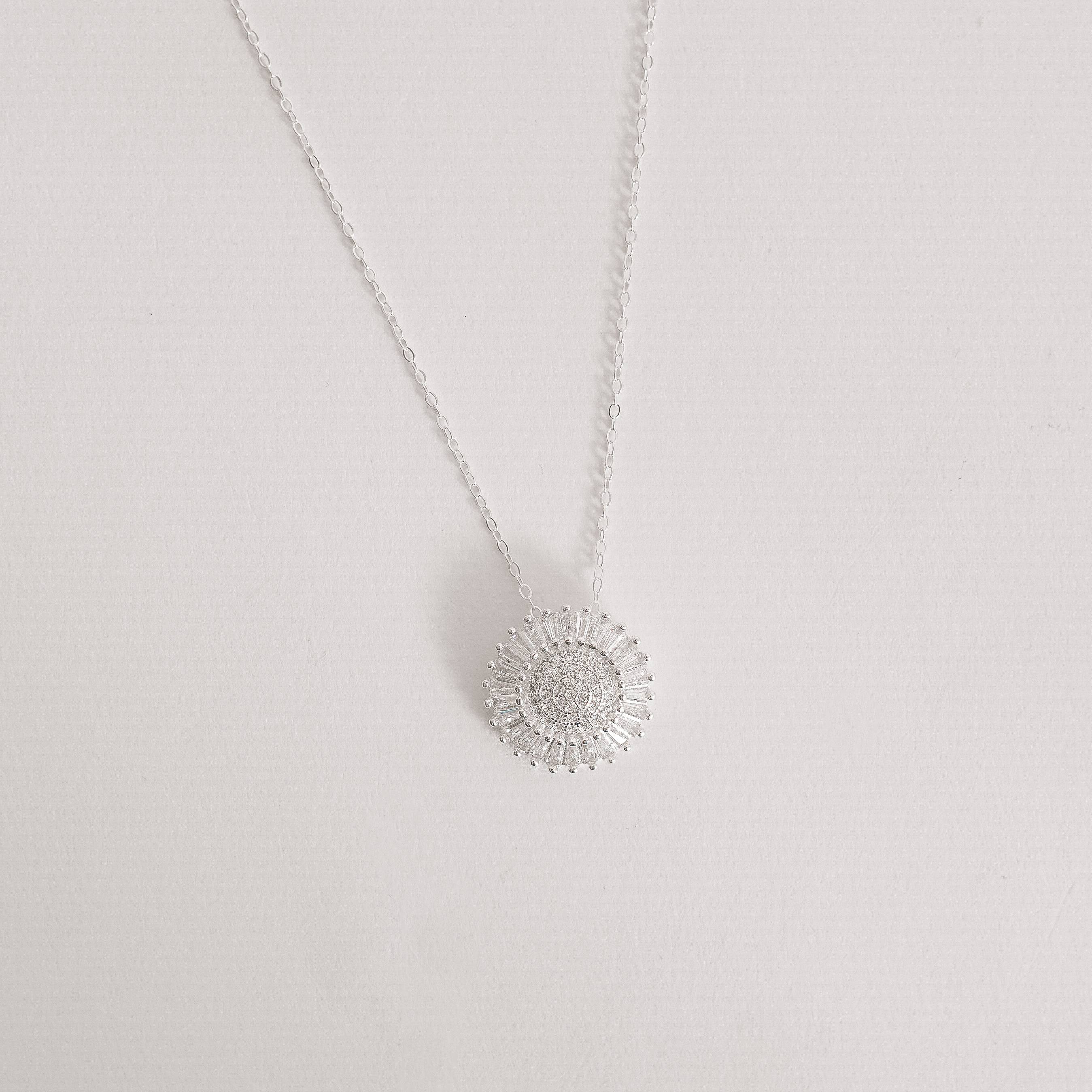 Imagem Colar pingente flor cravejada trabalhada 17mm corrente cadeado 40+5cm