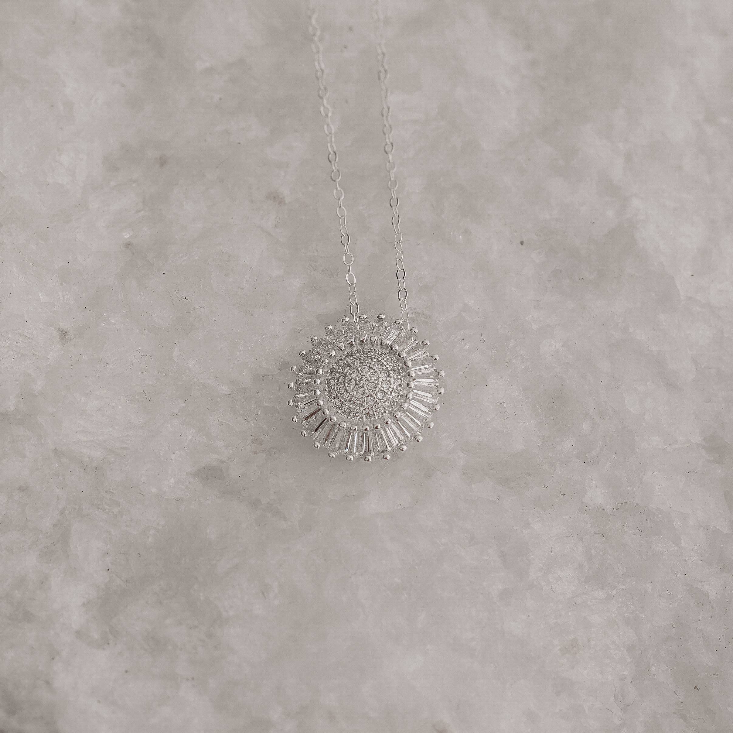 Imagem Secundária Colar pingente flor cravejada trabalhada 17mm corrente cadeado 40+5cm