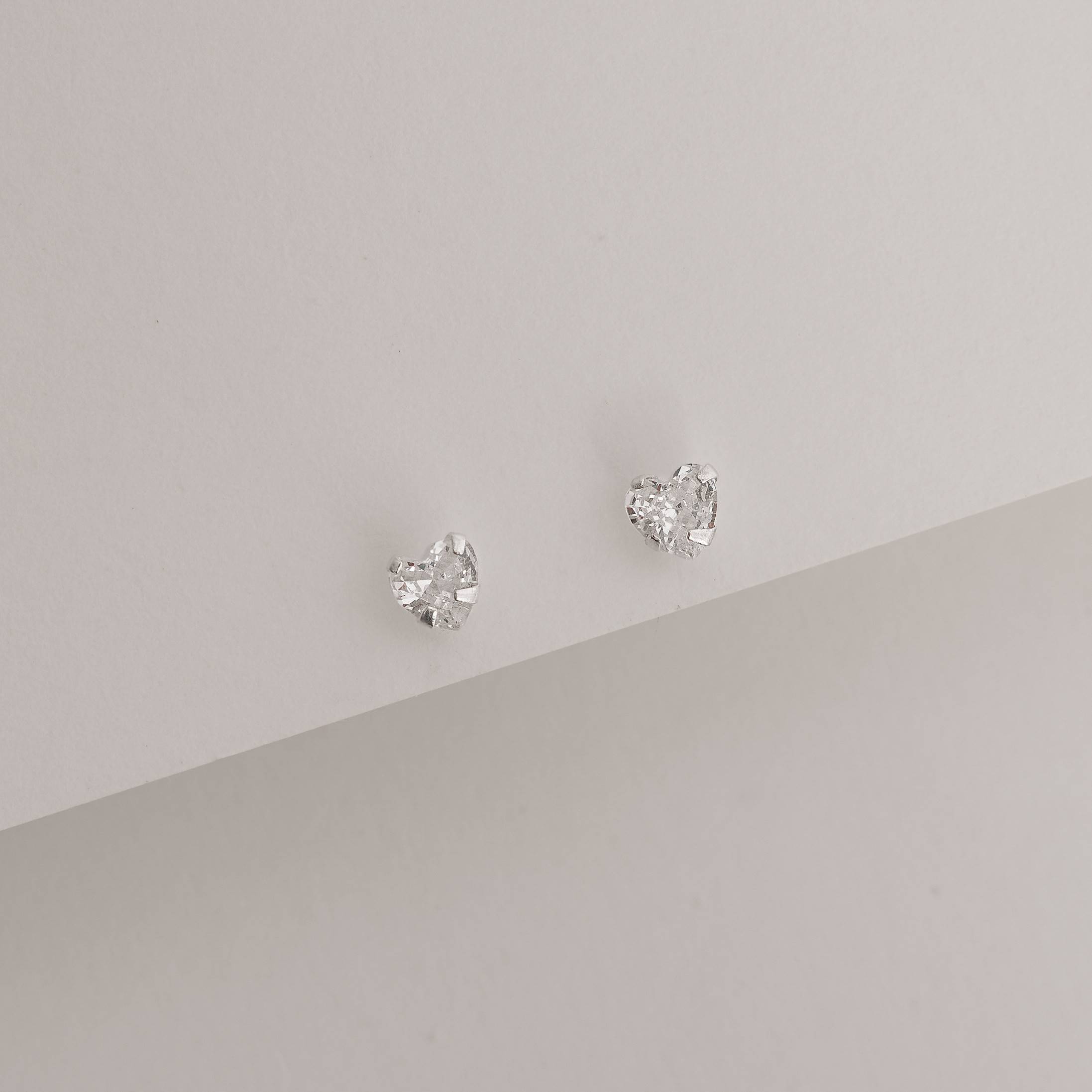 Brinco zircônia coração cristal 5mm