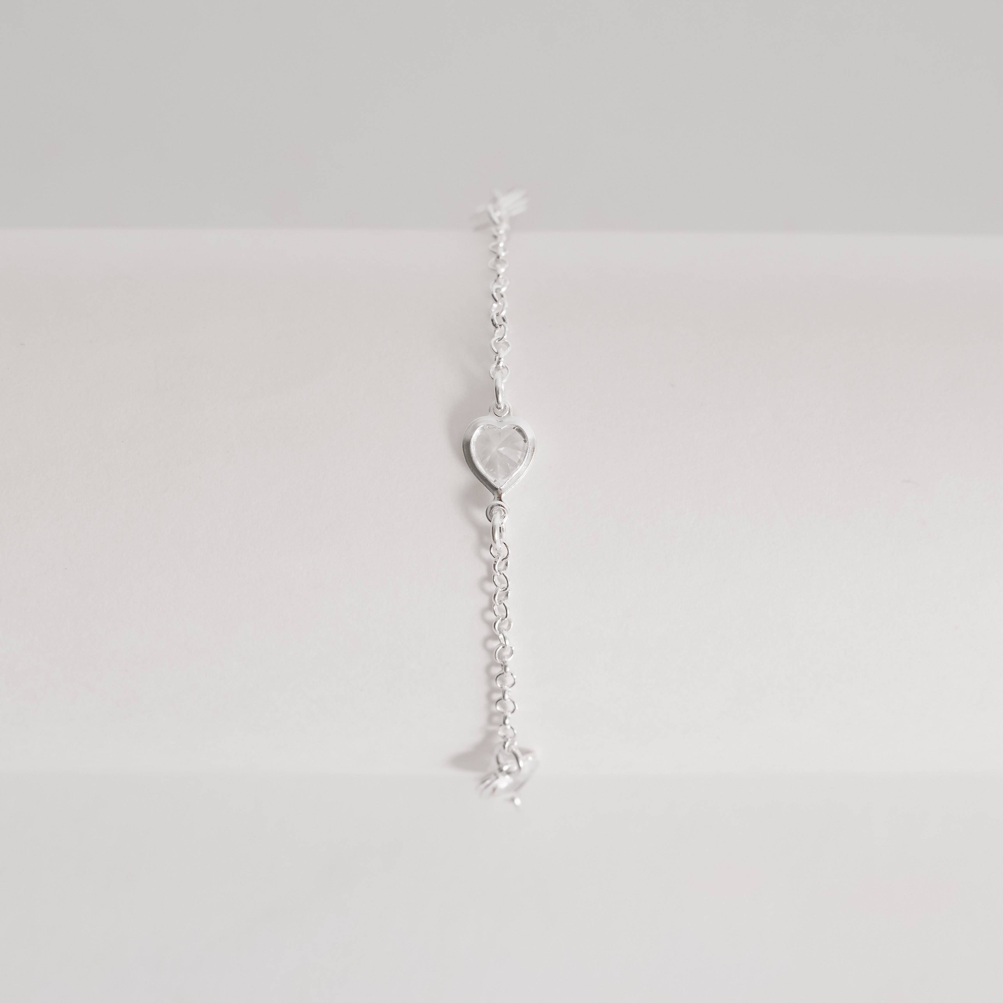 Imagem Pulseira entremeio zircônias coração 7mm corrente elo português