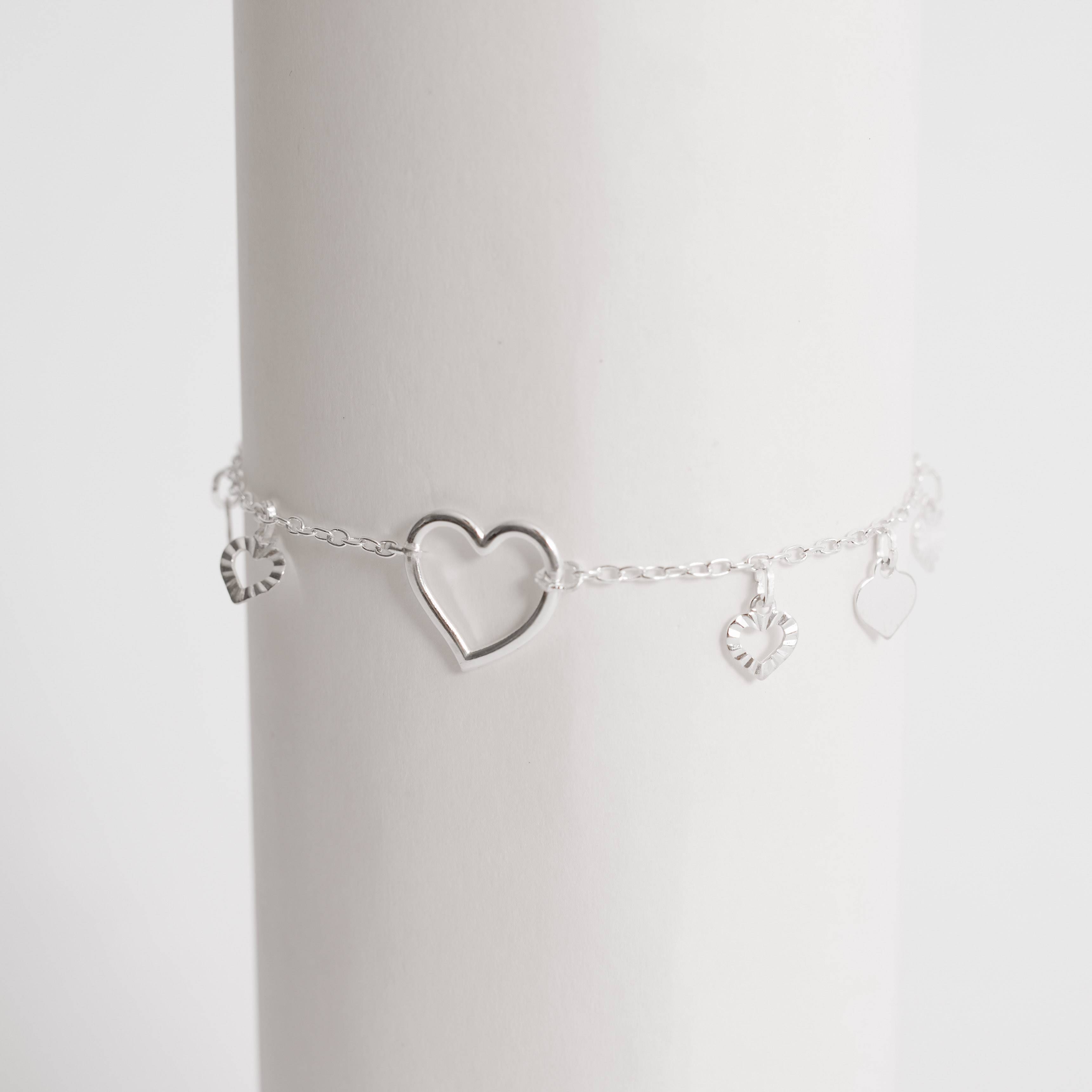 Imagem Secundária Pulseira entremeio coração vazado pingentes corações liso e vazado com vinco