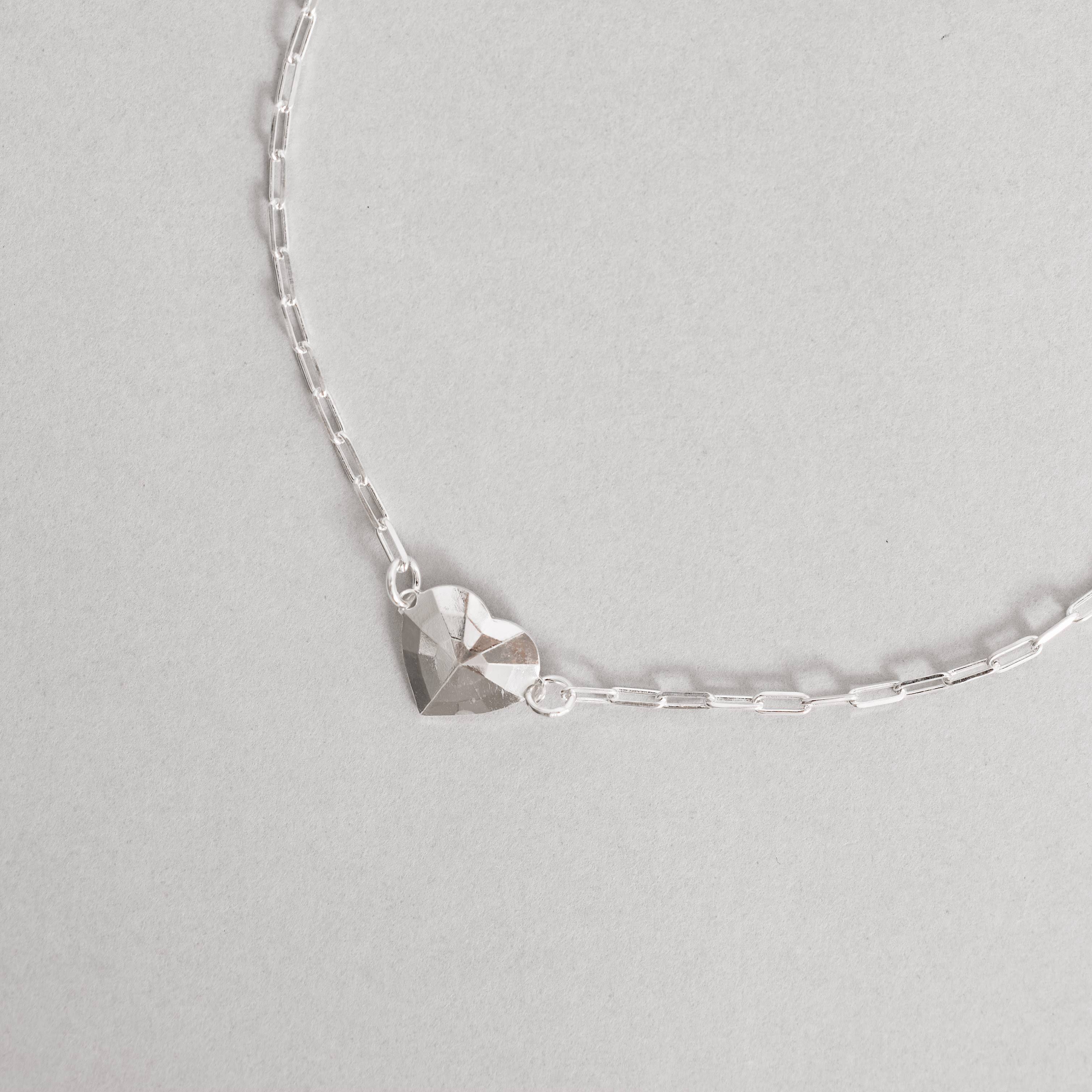 Imagem Pulseira entremeio coração facetado 10mm corrente cartier