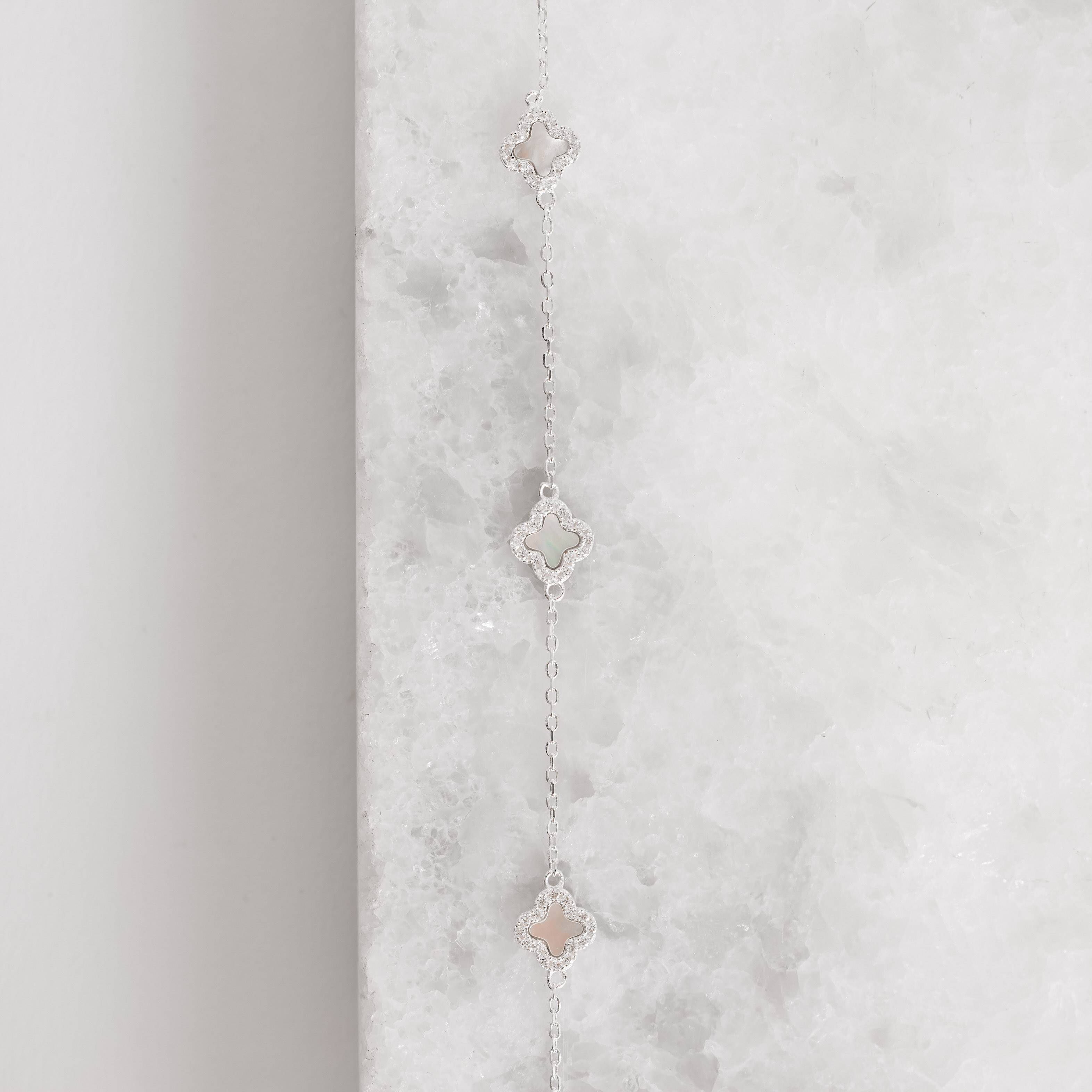 Pulseira entremeios trevos madrepérola borda cravejada 7mm