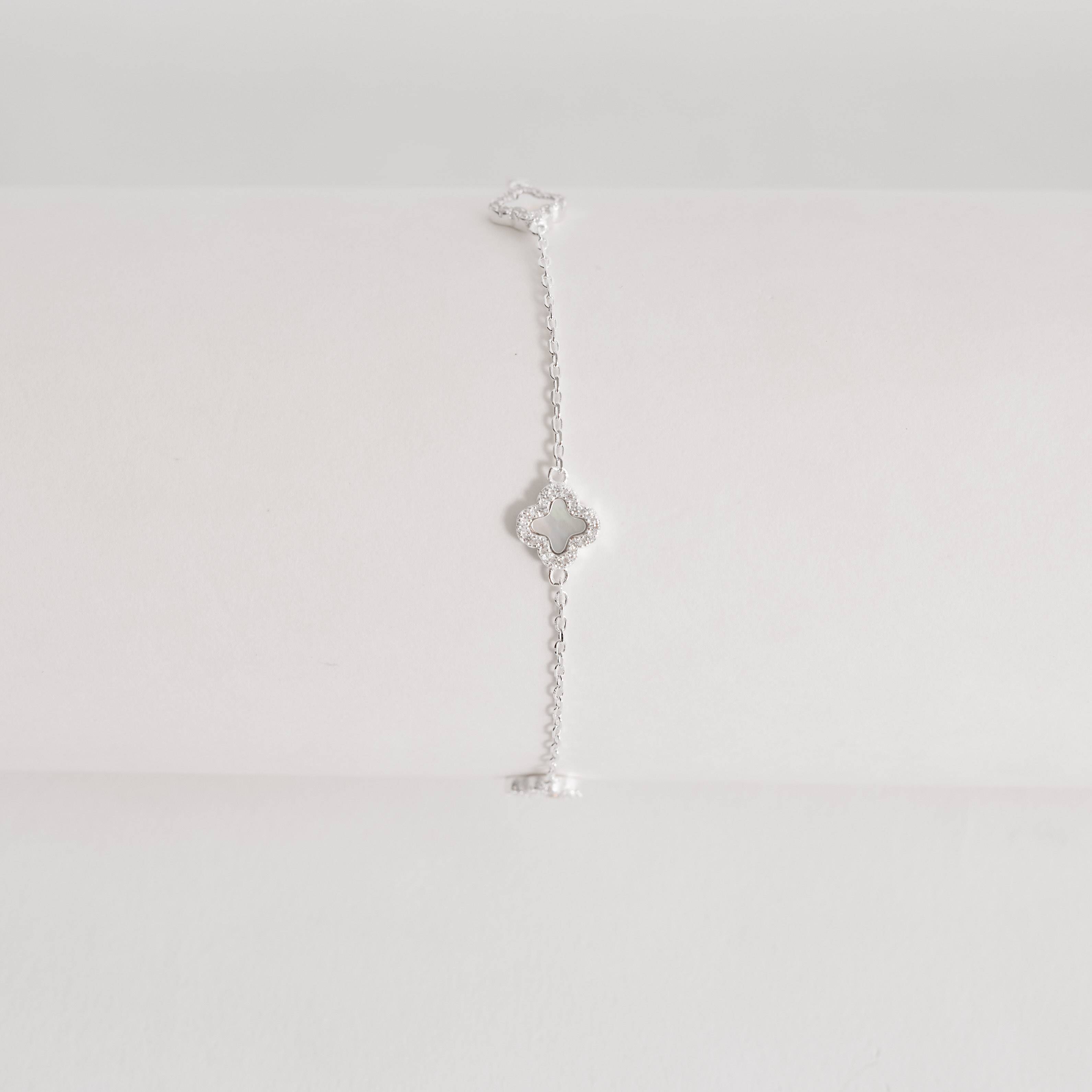 Imagem Secundária Pulseira entremeios trevos madrepérola borda cravejada 7mm