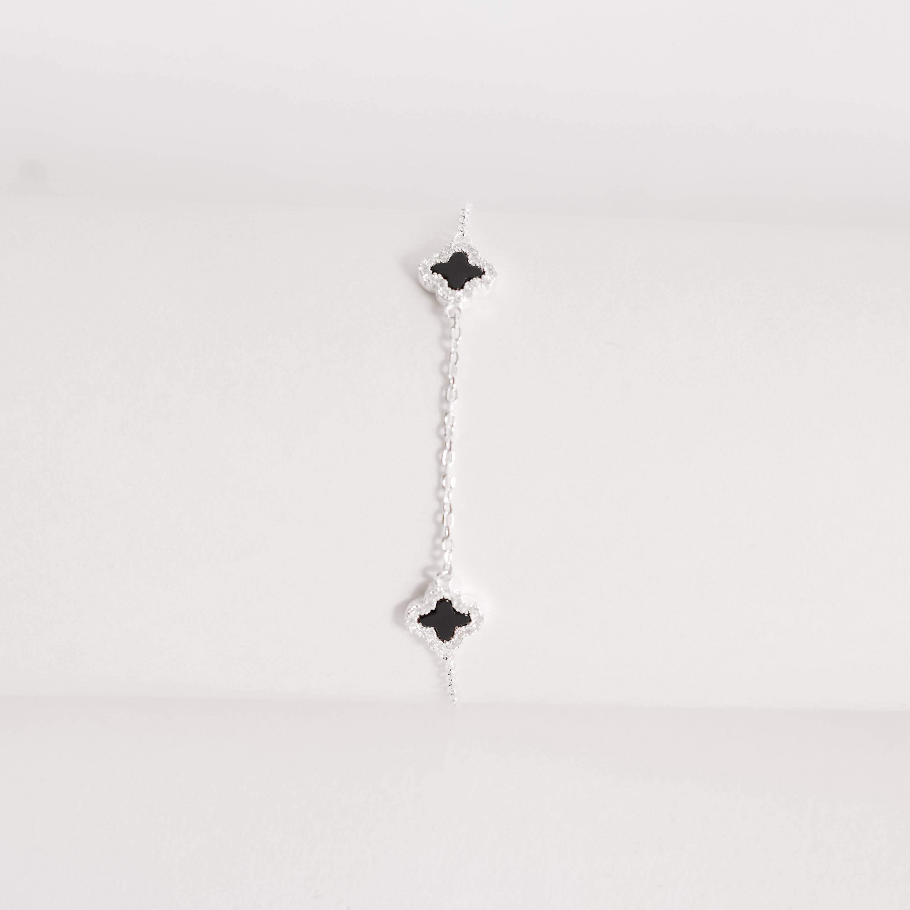 Imagem Secundária Pulseira entremeios trevos ônix borda cravejada 7mm