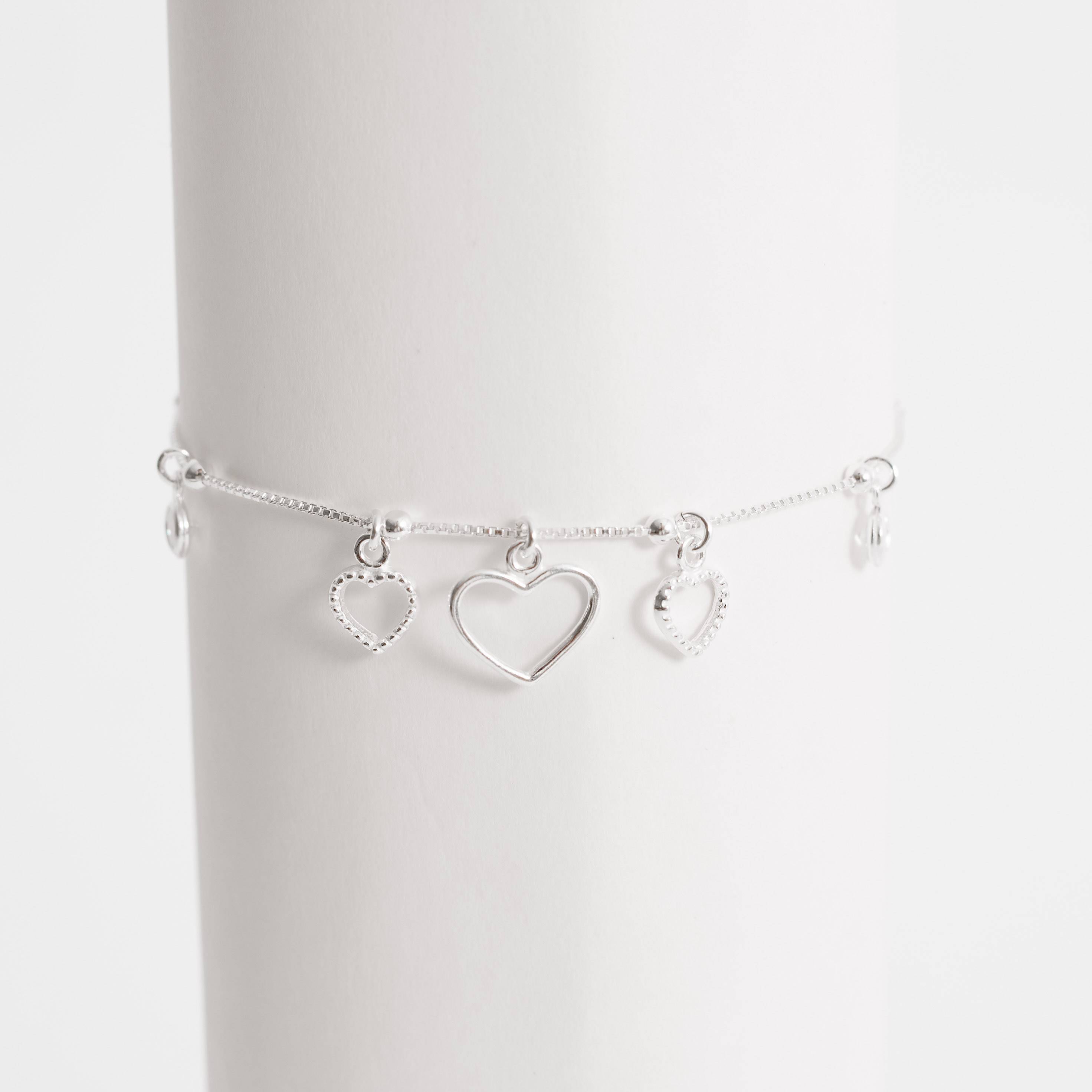 Imagem Secundária Pulseira entremeio bolas com pingentes corações vazados e zircônias