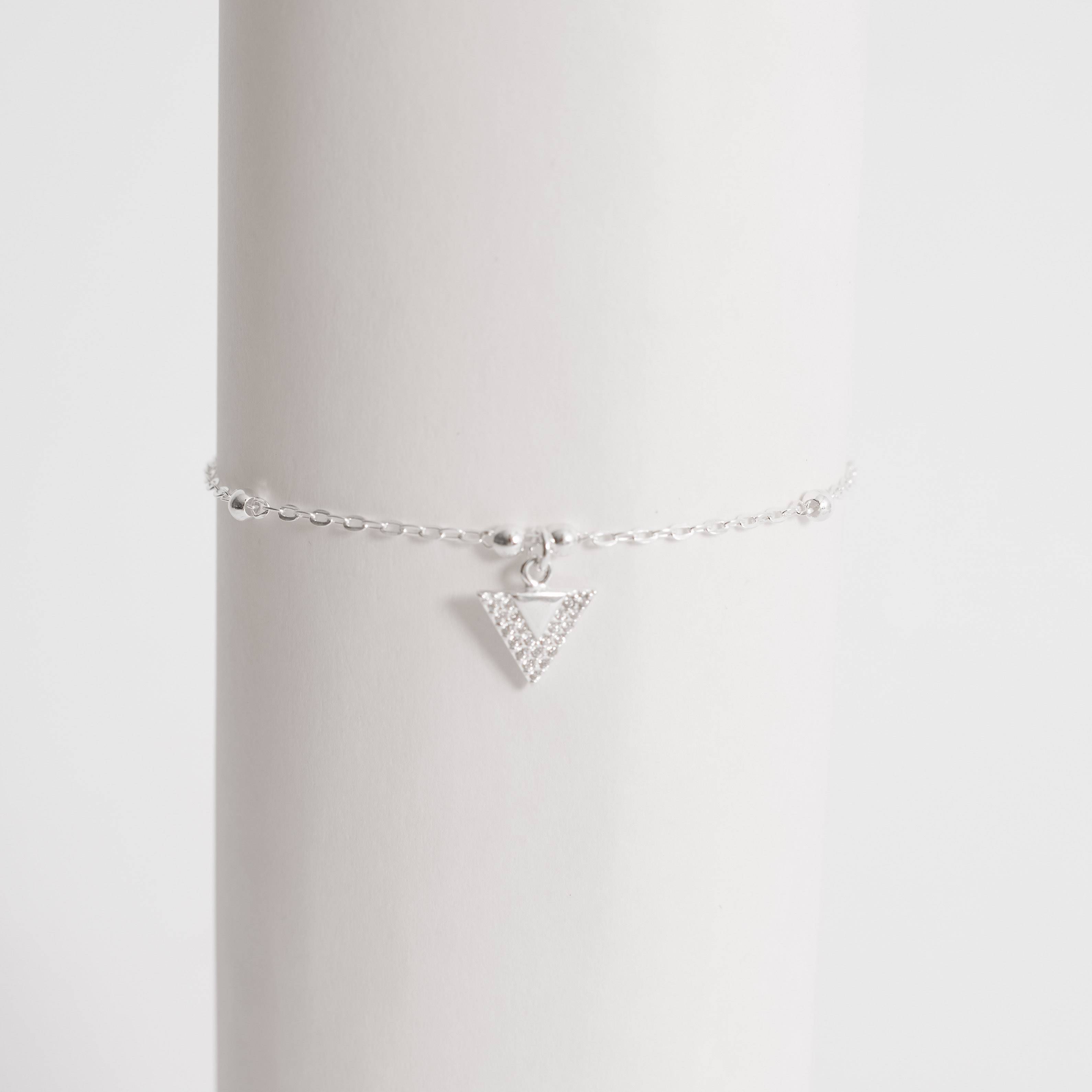 Pulseira entremeio bolas com pingente triângulo invertido cravejado 11mm