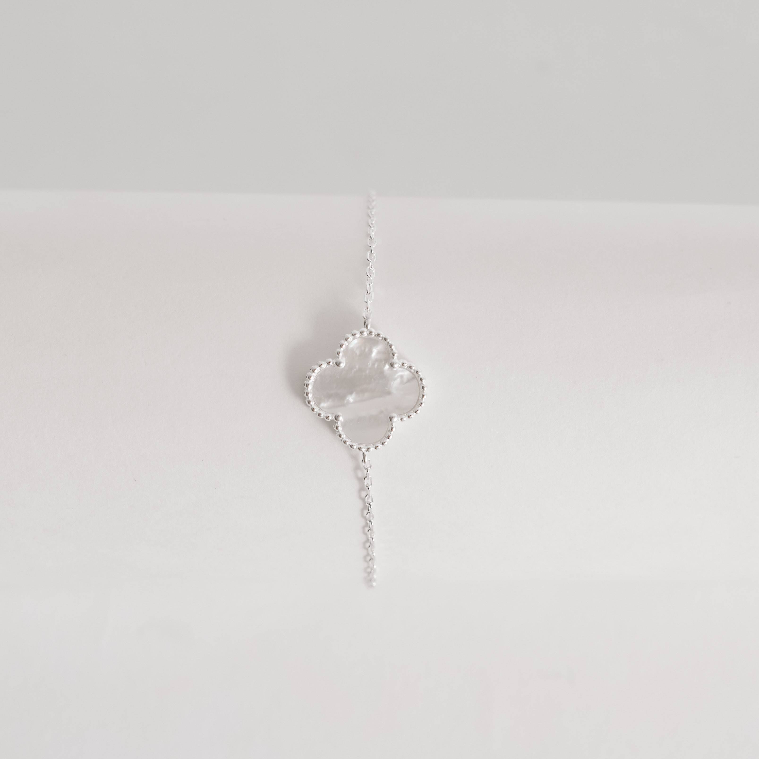 Imagem Pulseira entremeio trevo madrepérola com bolinhas 14mm