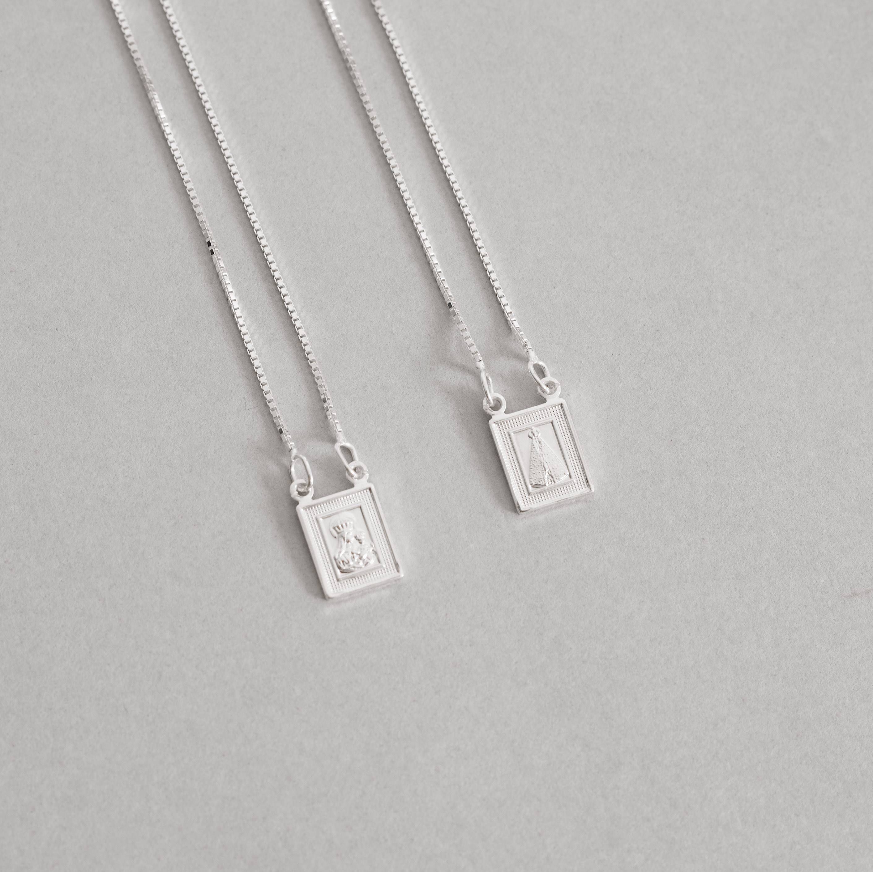 Escapulário medalhas Nsa. Sra. Aparecida e Nsa. Sra. do Carmo verso Salmos v15 60cm