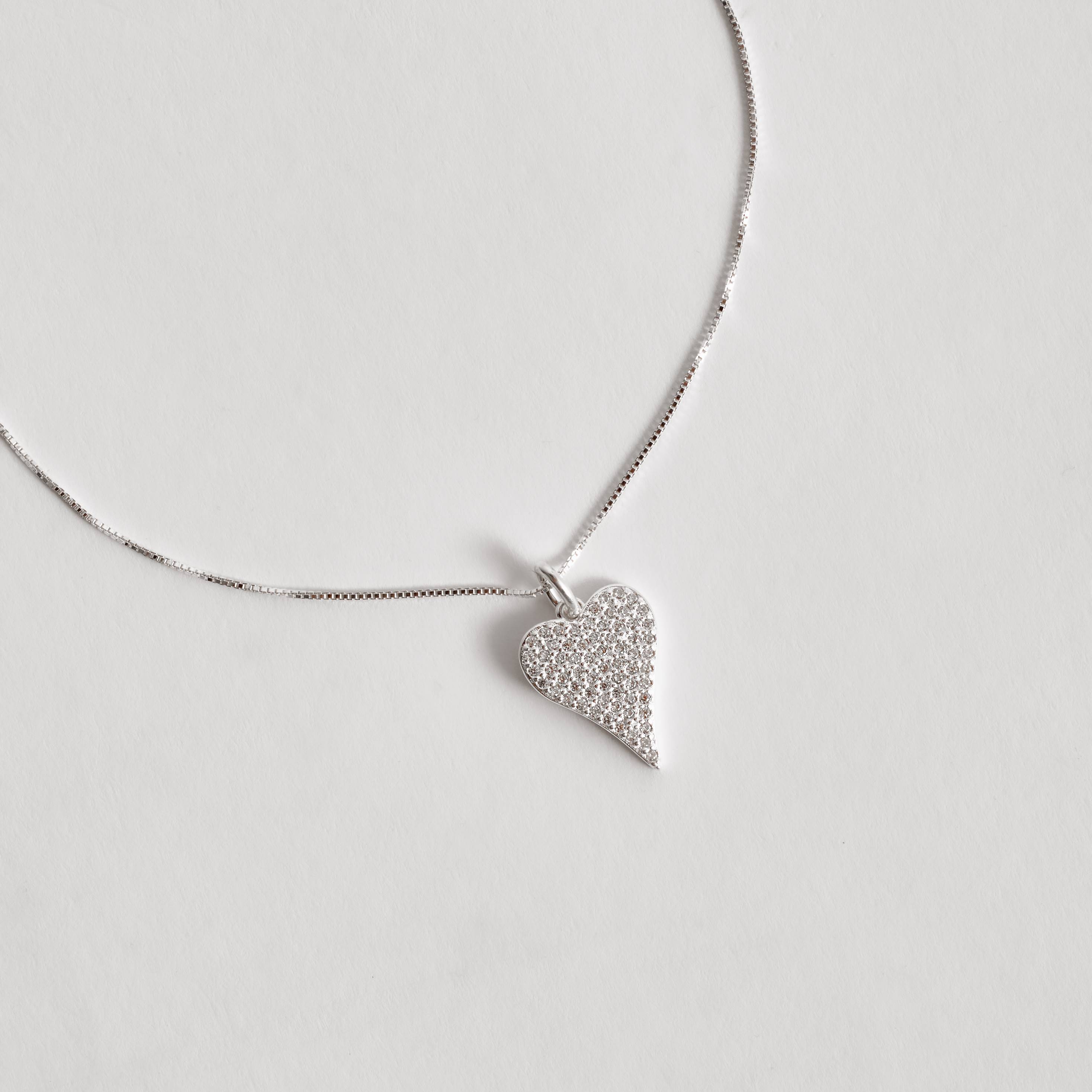 Colar pingente coração alongado cravejado 17mm 45cm