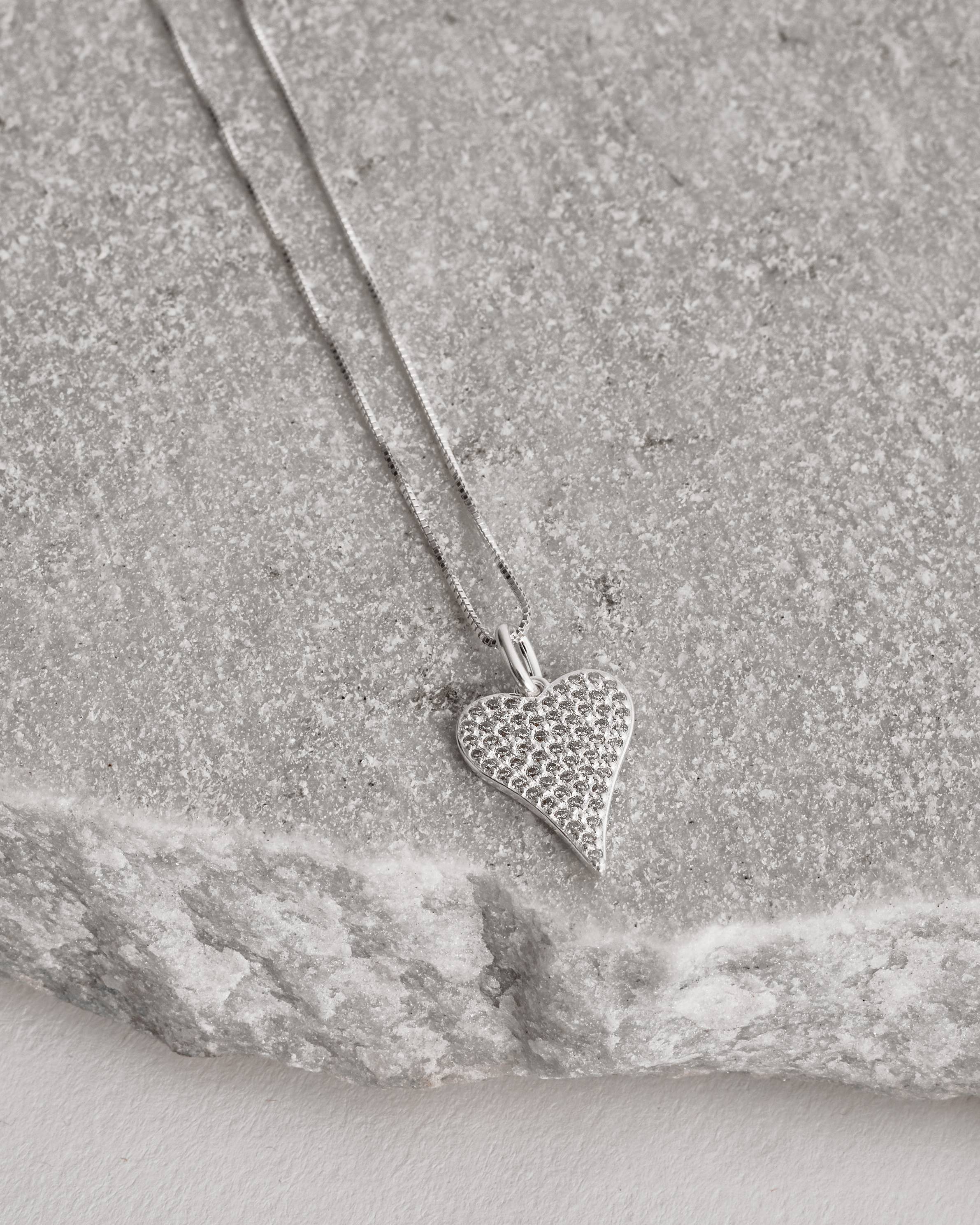 Imagem Secundária Colar pingente coração alongado cravejado 17mm 45cm