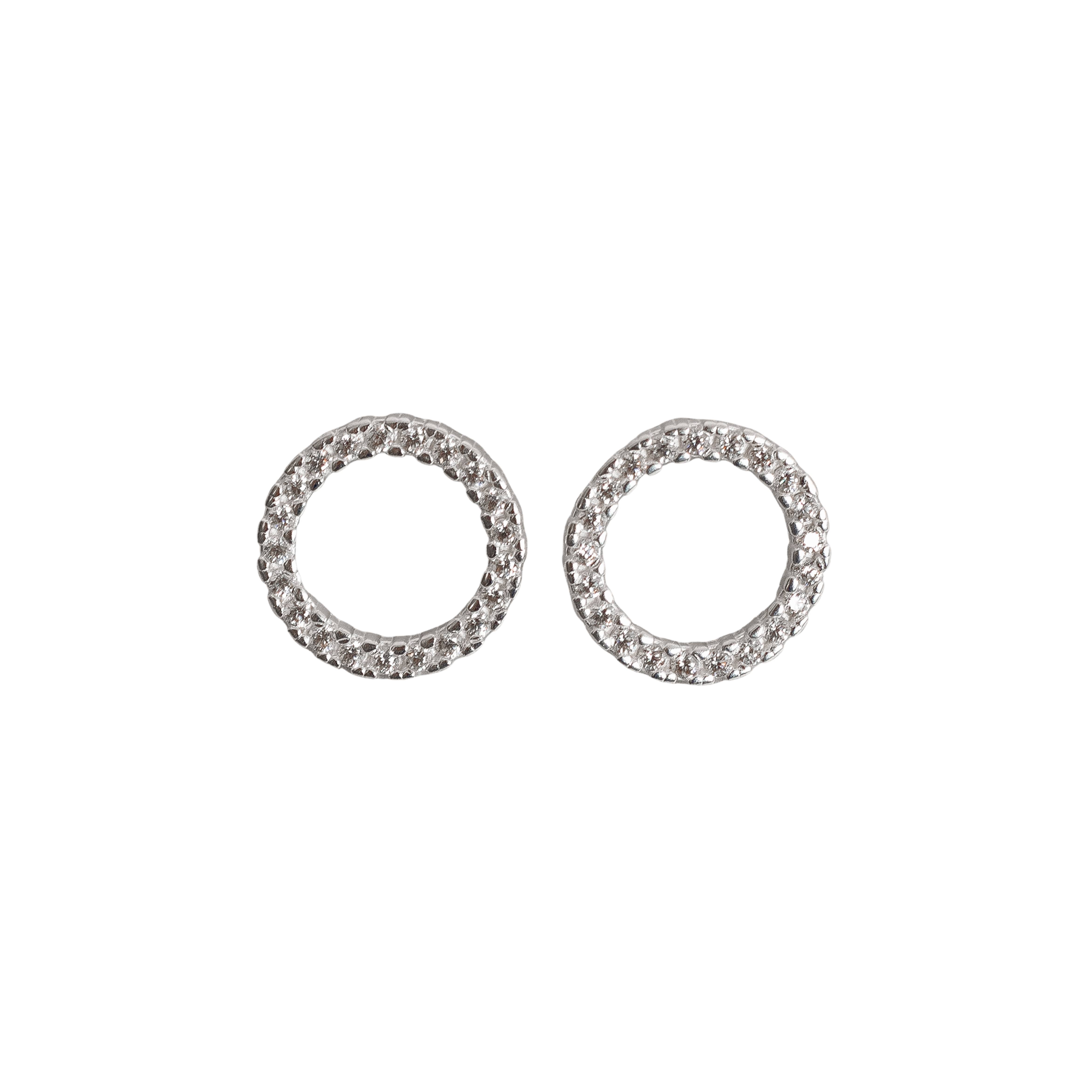 Brinco círculo vazado cravejado 14mm