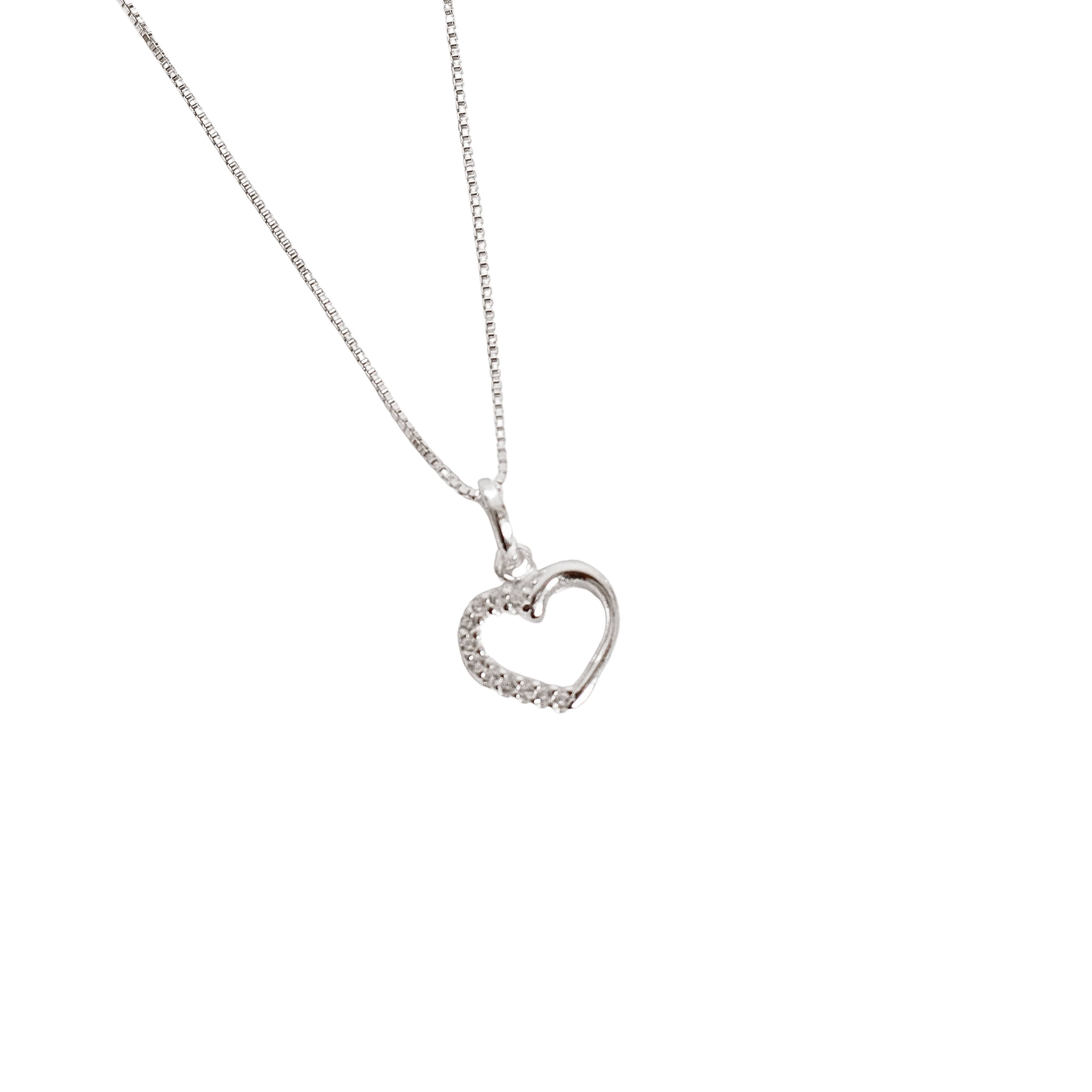 Colar pingente coração vazado metade cravejado 10mm 45cm