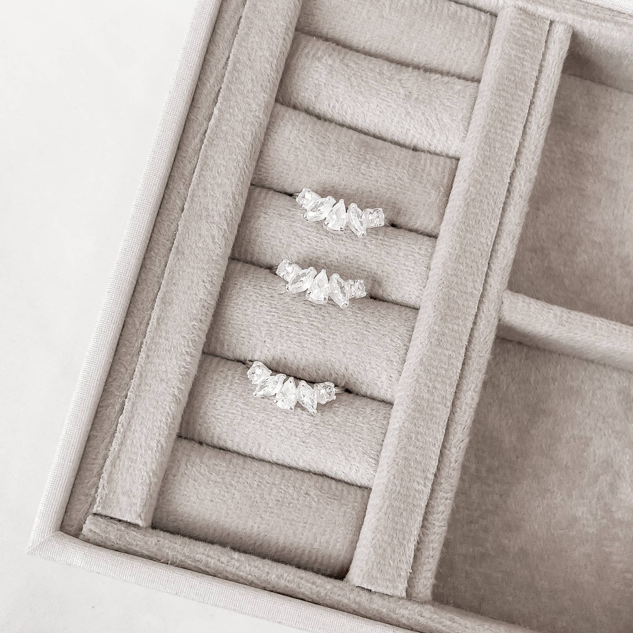 Imagem Anel zircônias redonda, navete e gota