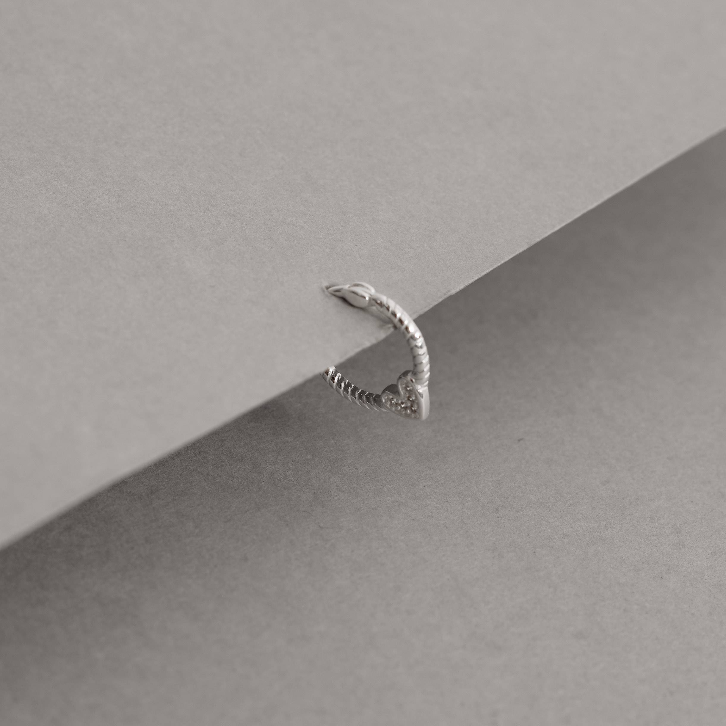 Piercing argola torcida trava com coração cravejado 13mm orelha esquerda