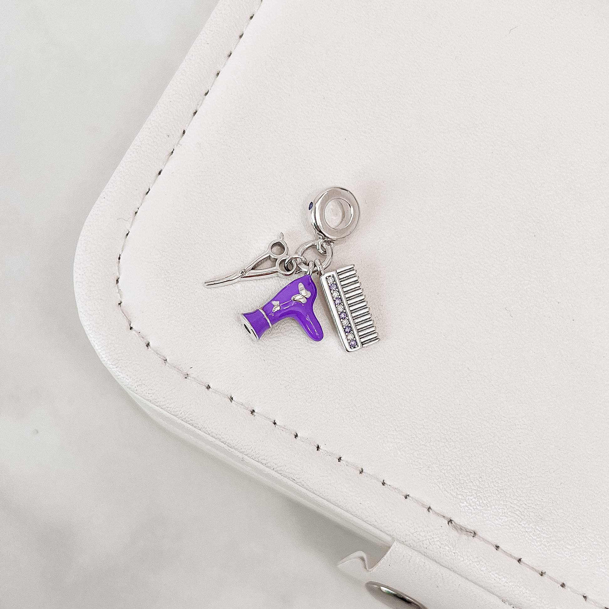 Berloque pingentes secador, tesoura e pente cravejado importado resina