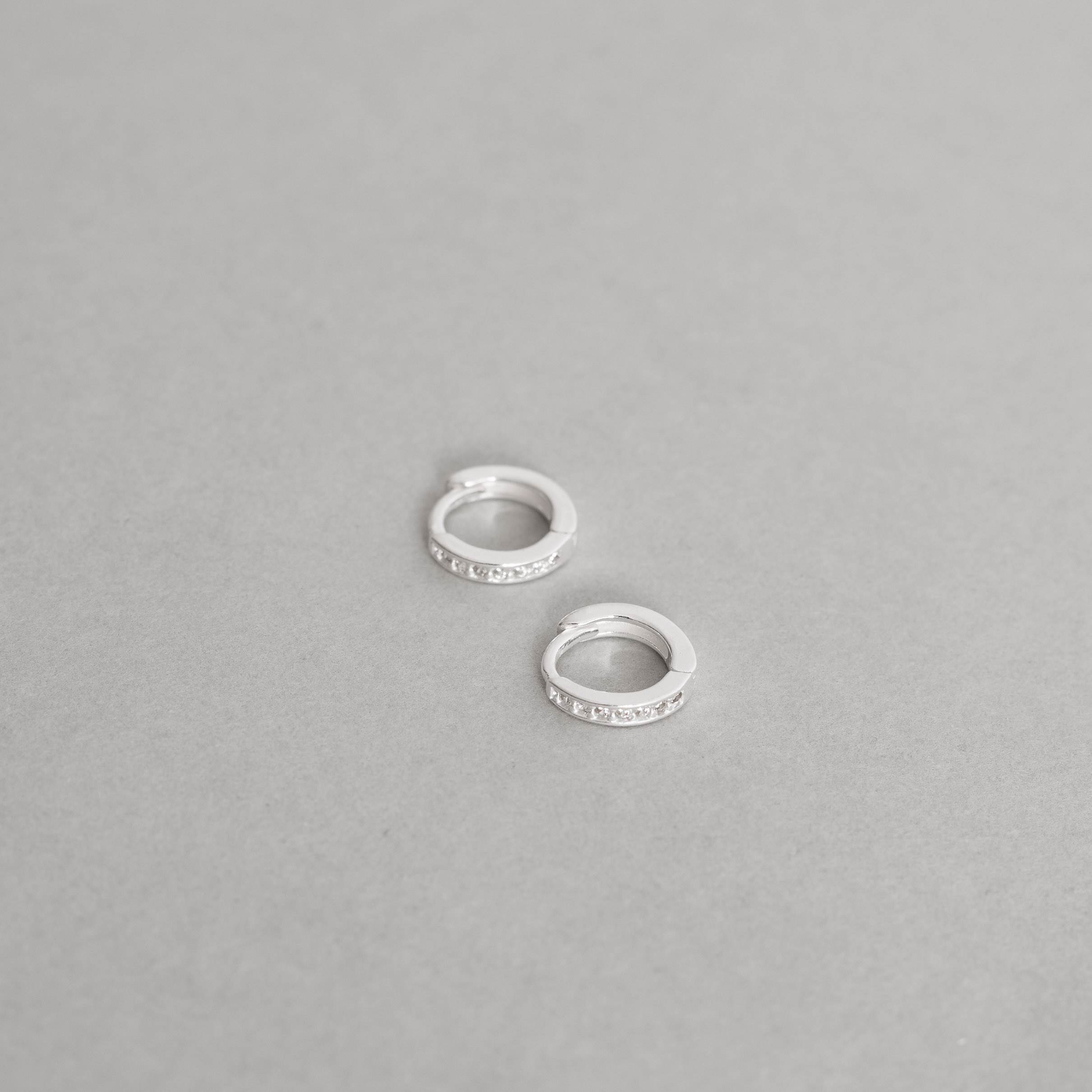 Argola click 9mm cravejada fio quadrado