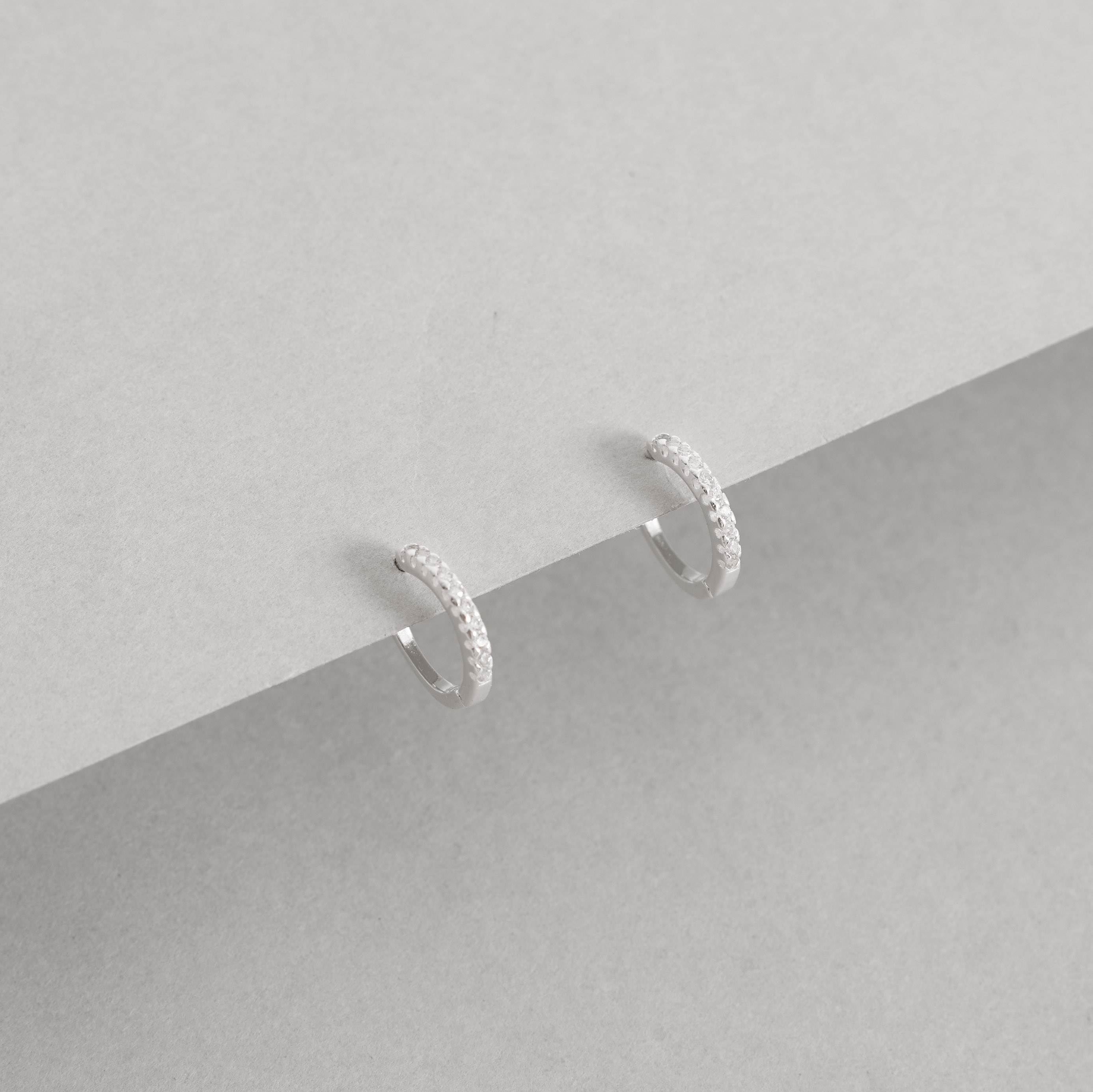 Argola redonda click 12mm cravejada cristal