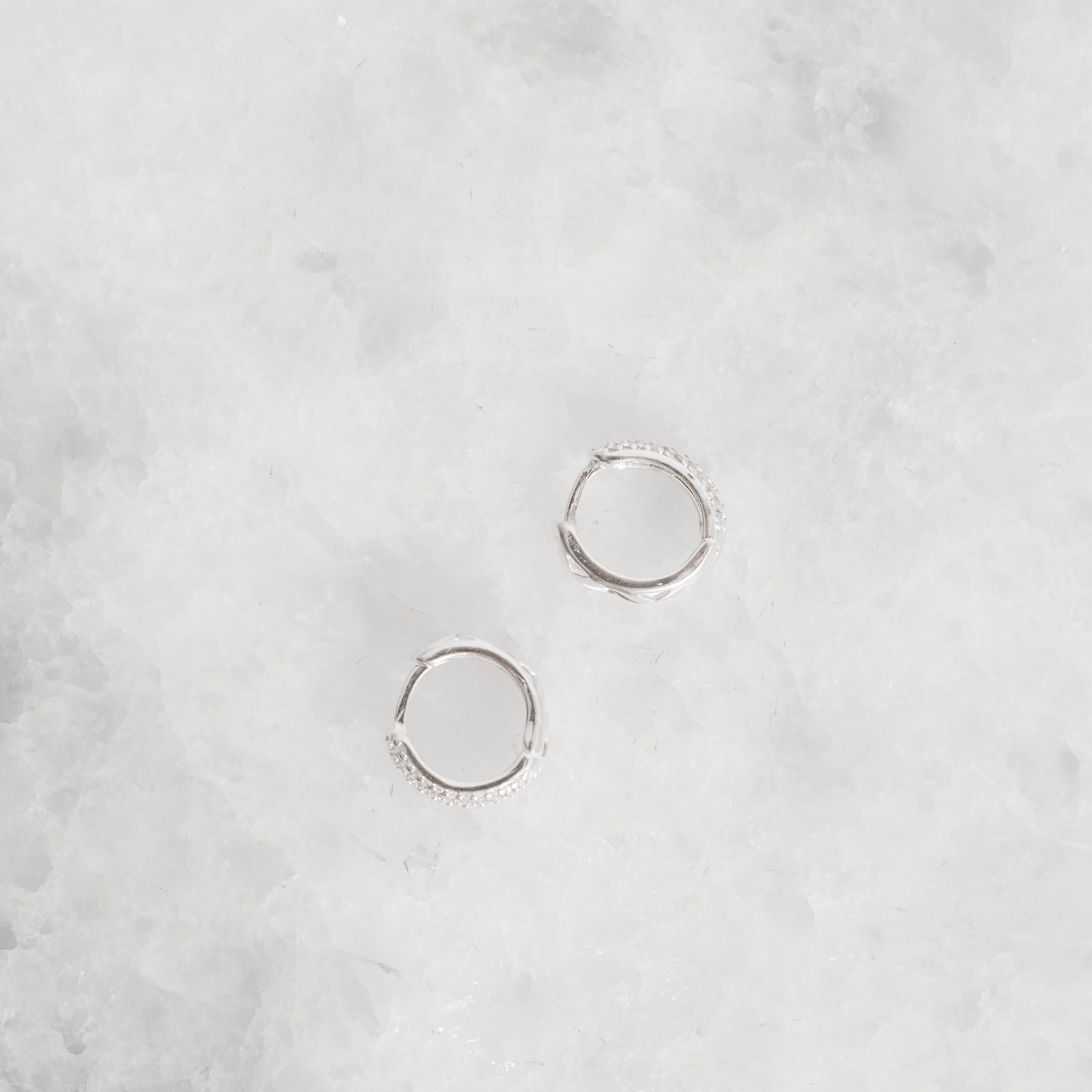 Imagem Secundária Argola click 13mm cravejada detalhe geométrico