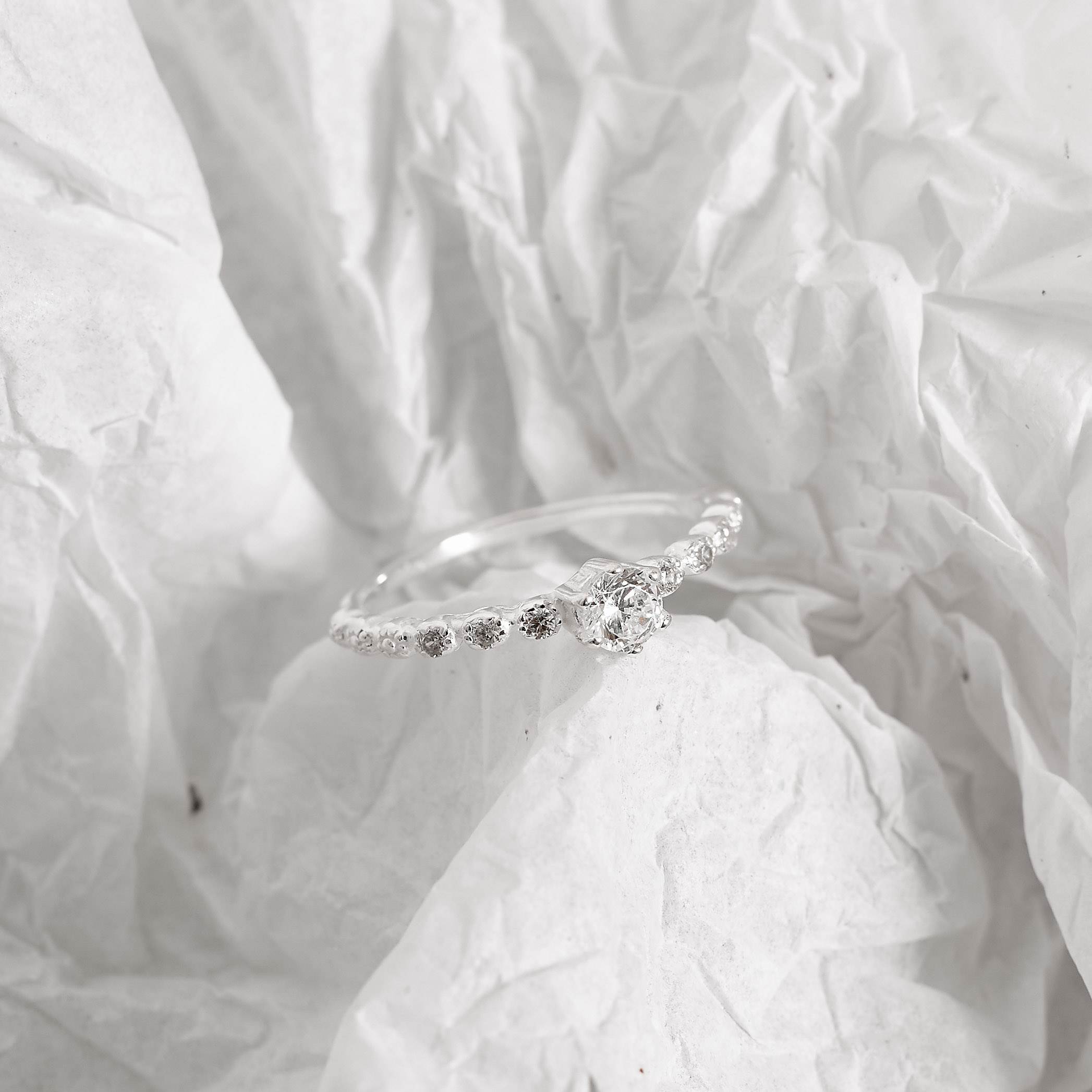 Imagem Secundária Anel solitário detalhe cravejado