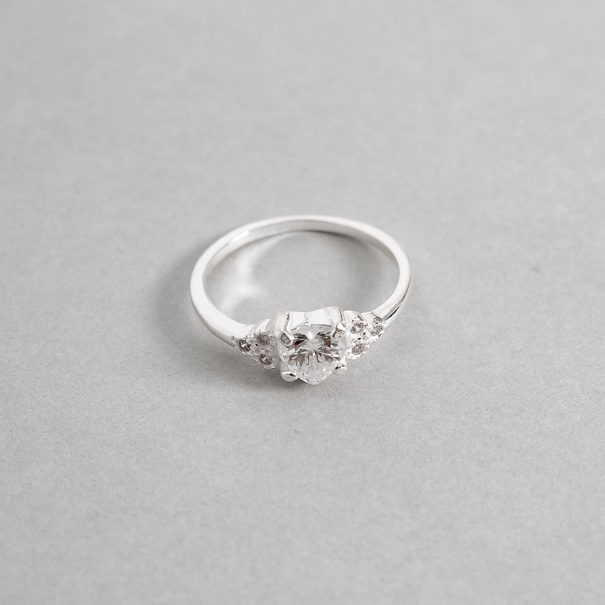 Imagem Secundária Anel solitário zircônia coração detalhe cravejado