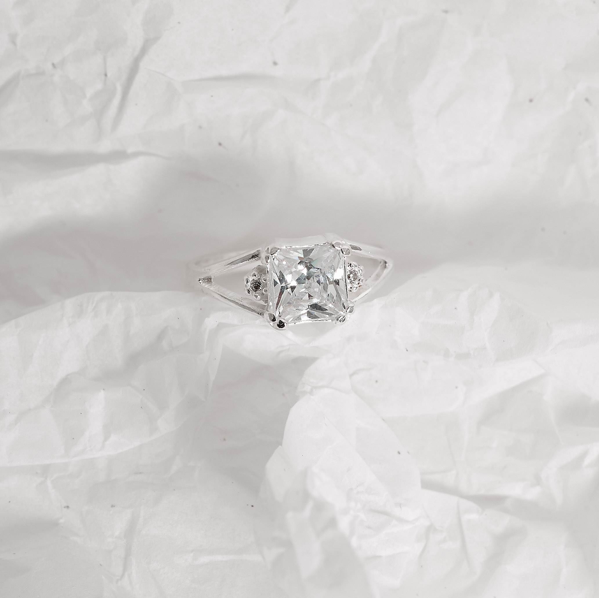 Imagem Secundária Anel solitário zircônia quadrada fio duplo