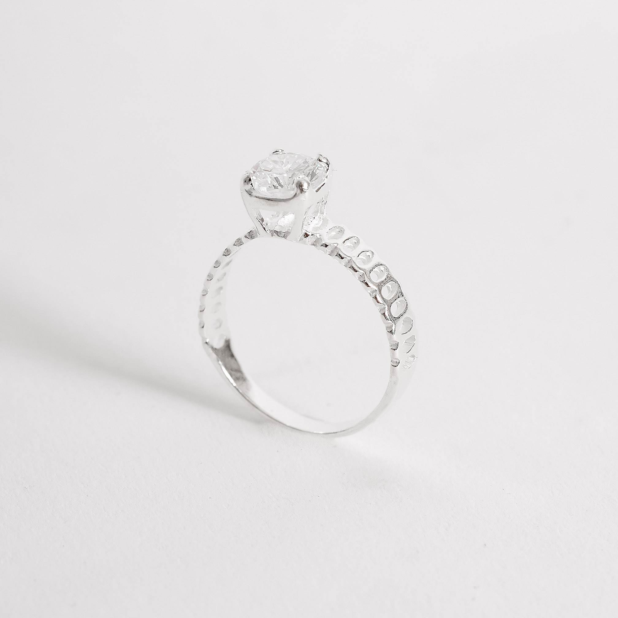 Imagem Secundária Anel solitário zircônia cristal detalhe vazado