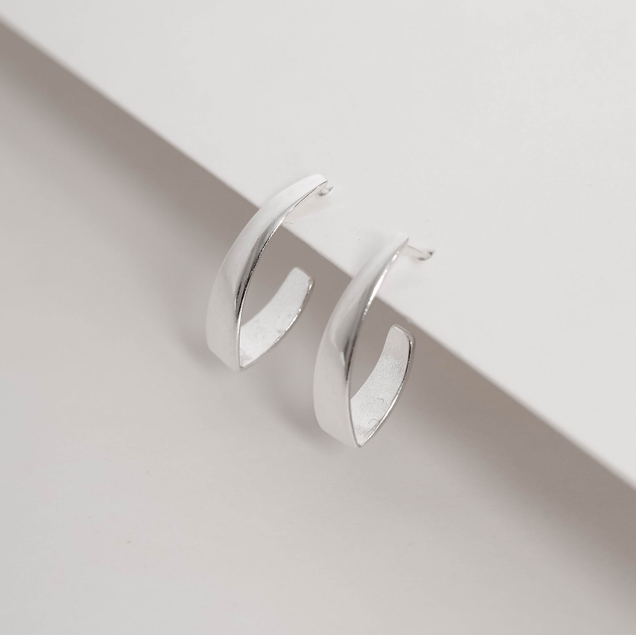 Brinco meia argola fio achatado18mm tarraxa