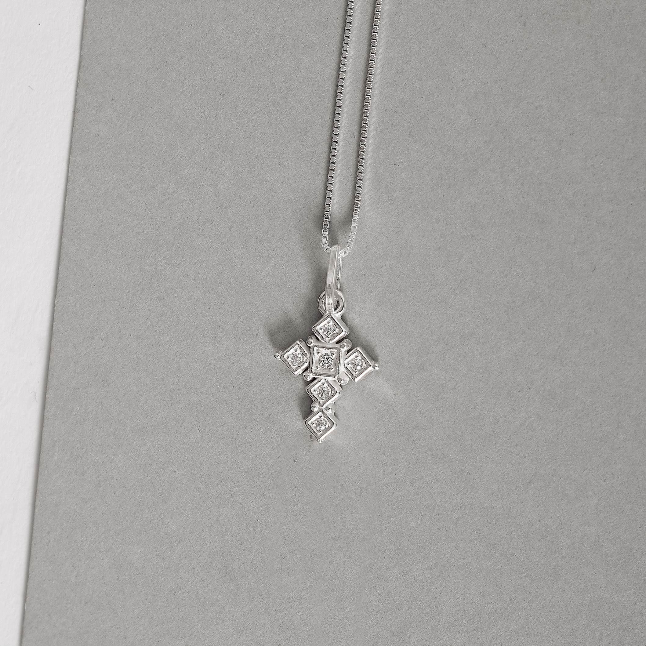 Colar pingente cruz losangos cravejados 15mm 45cm