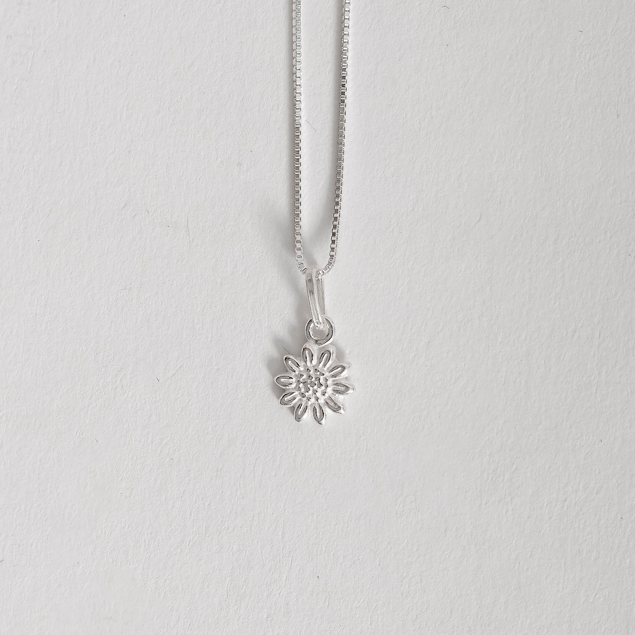 Colar pingente margarida 8mm 45cm