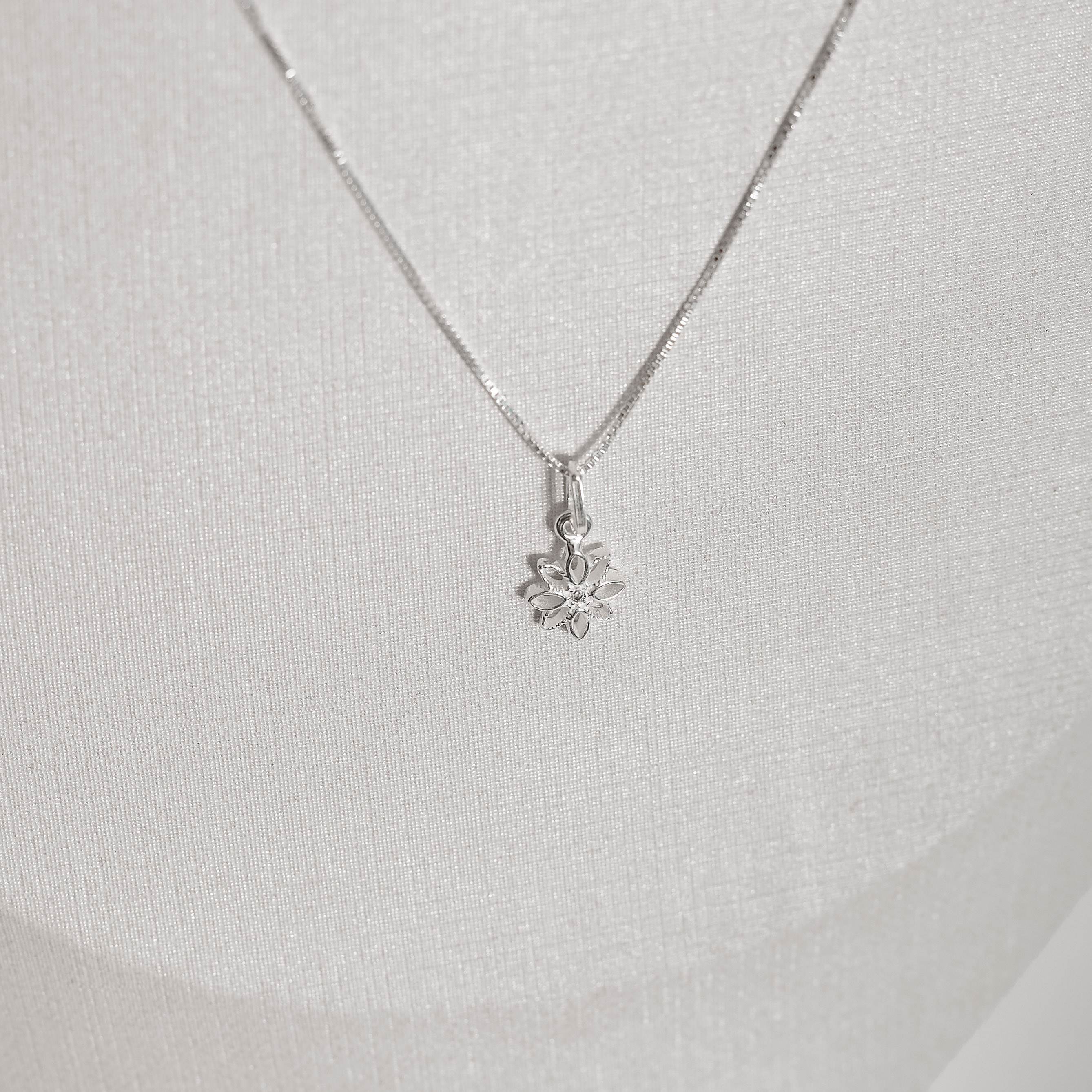 Colar pingente flor vazada 8mm 45cm