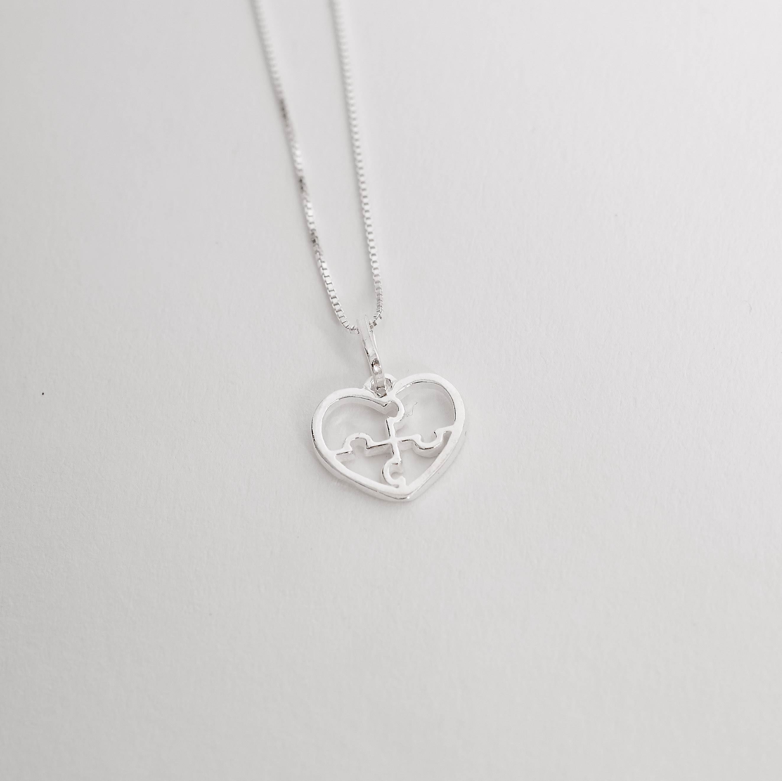 Colar pingente coração símbolo autismo 13mm 45cm