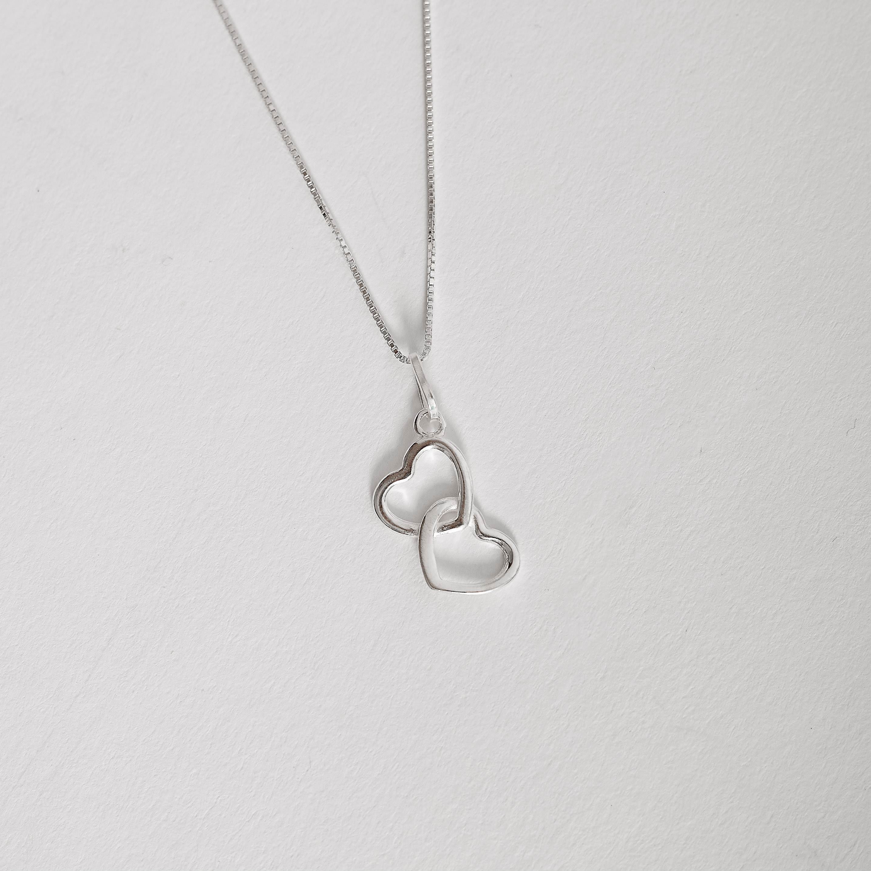 Colar pingente dois corações vazados 15mm 45cm