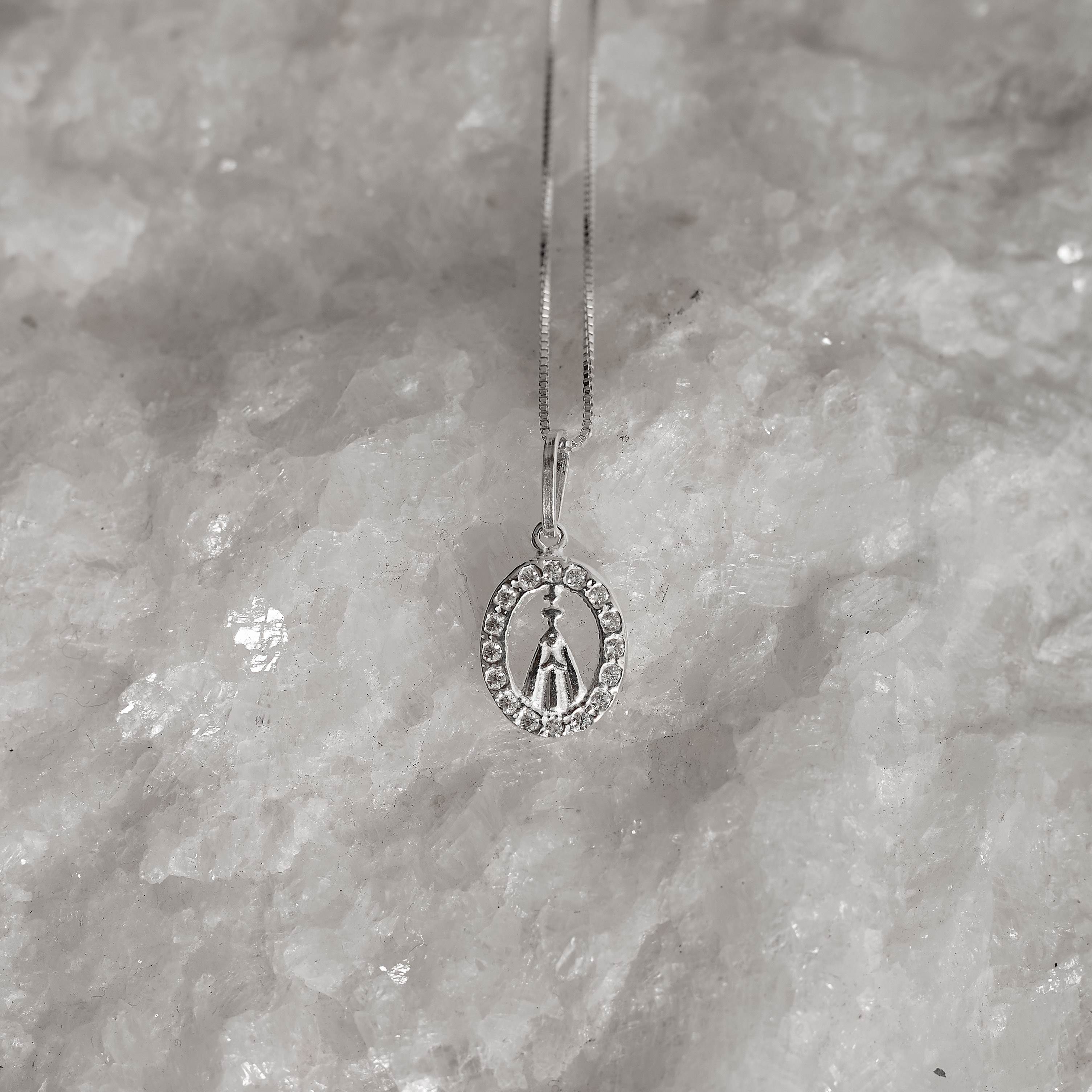 Imagem Secundária Colar pingente medalha Nsa. Sra. Aparecida vazada cravejada 12mm 45cm