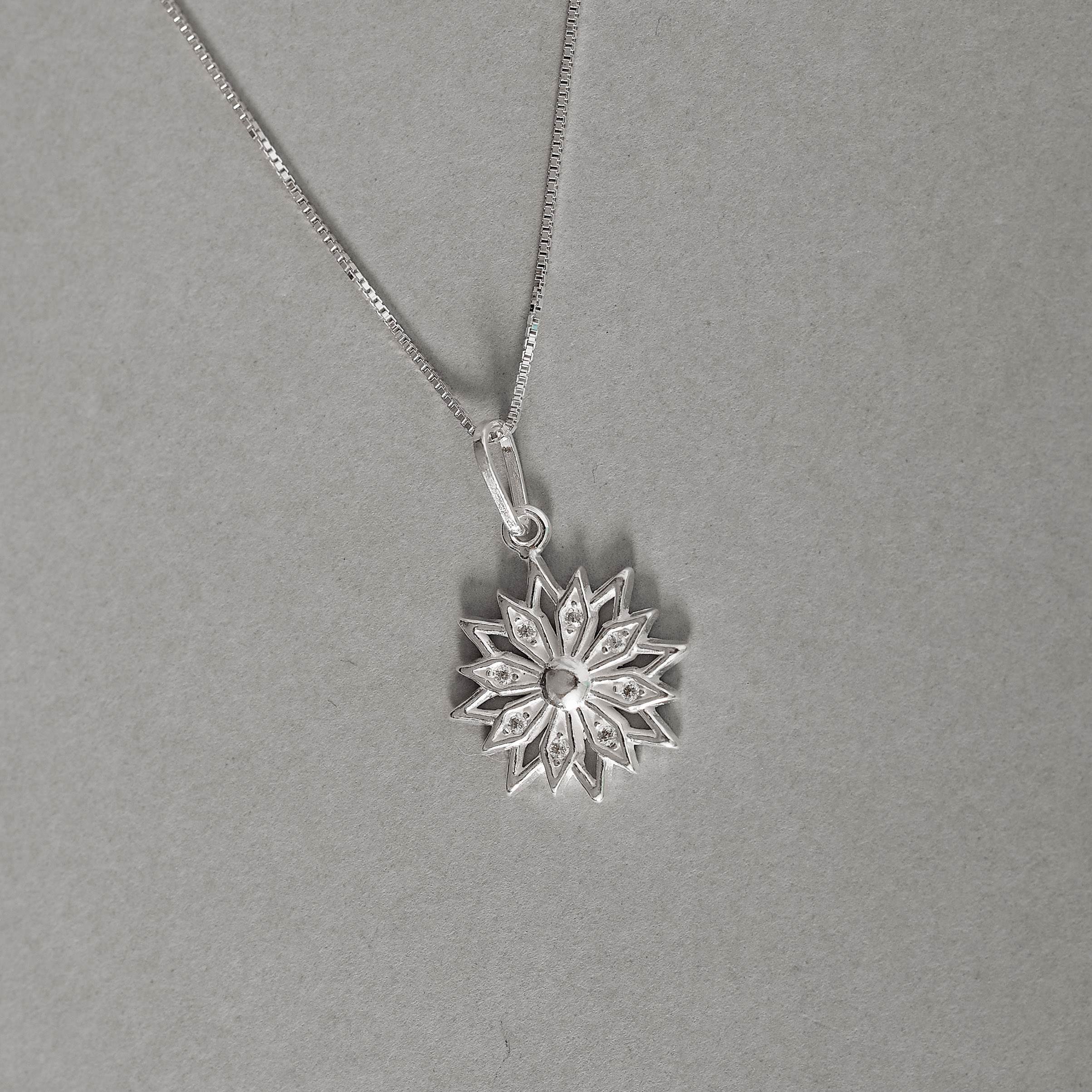 Colar pingente flor vazada cravejada 16mm 45cm