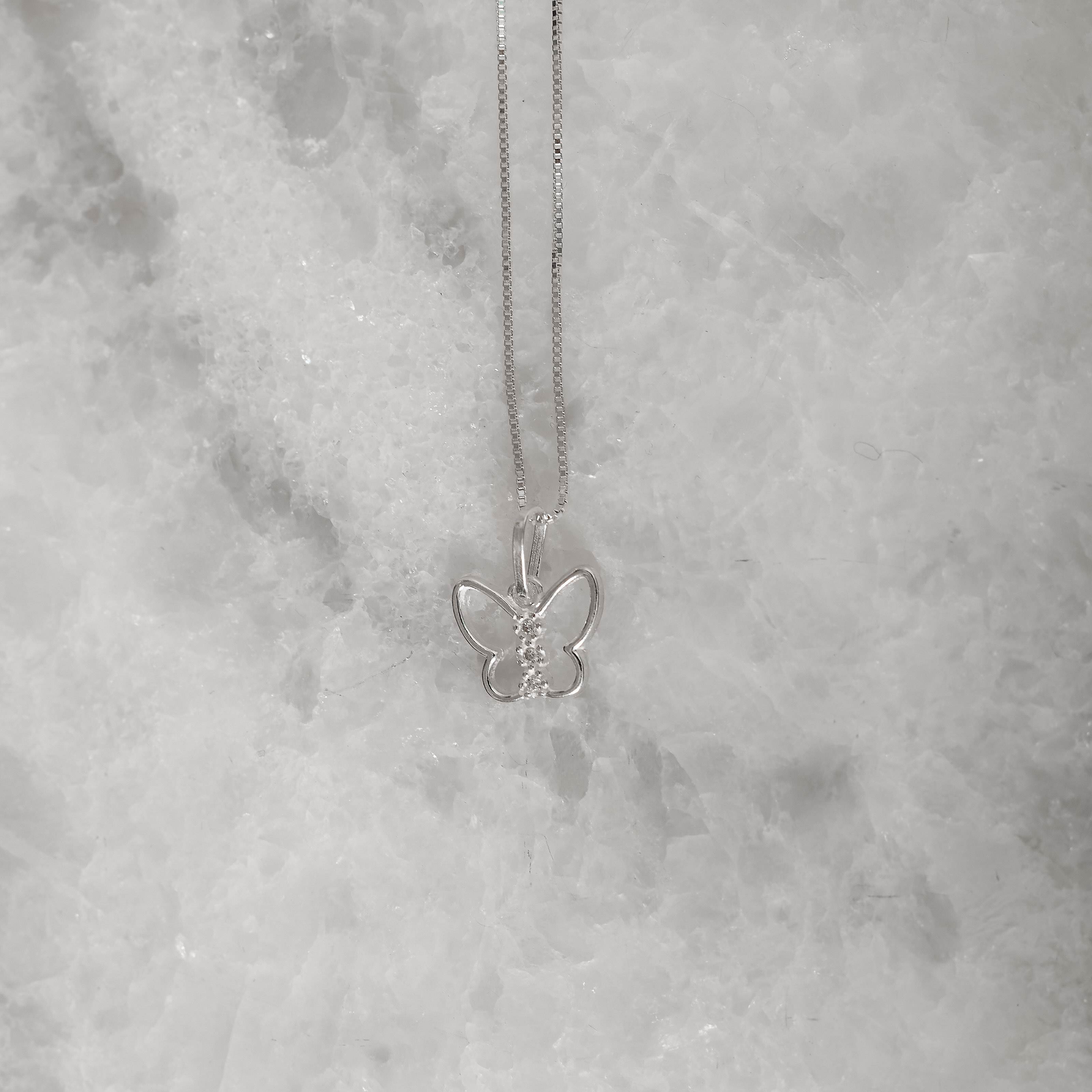 Colar pingente borboleta com zircônia 11mm 45cm