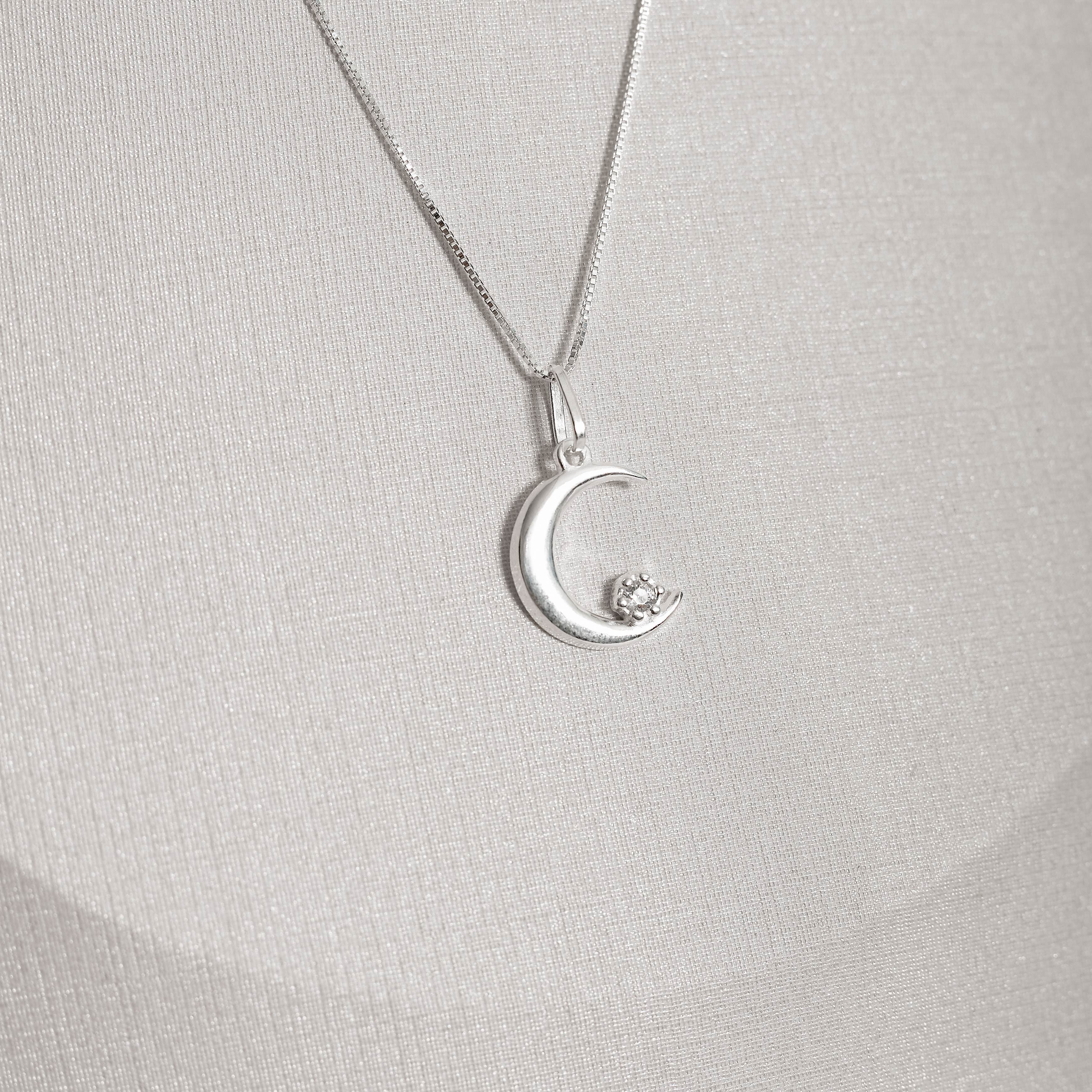 Colar pingente lua com detalhe zircônia 14mm 45cm