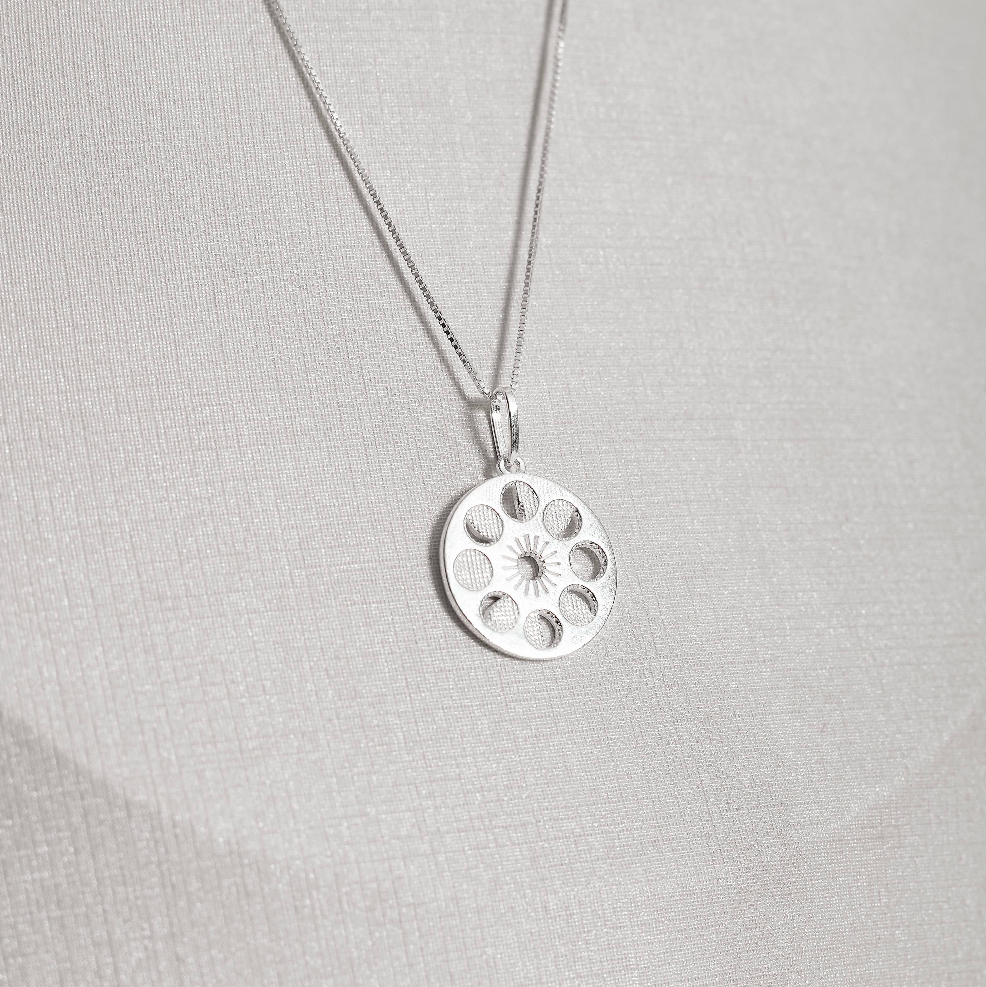 Colar pingente medalha fases da lua 17mm 45cm