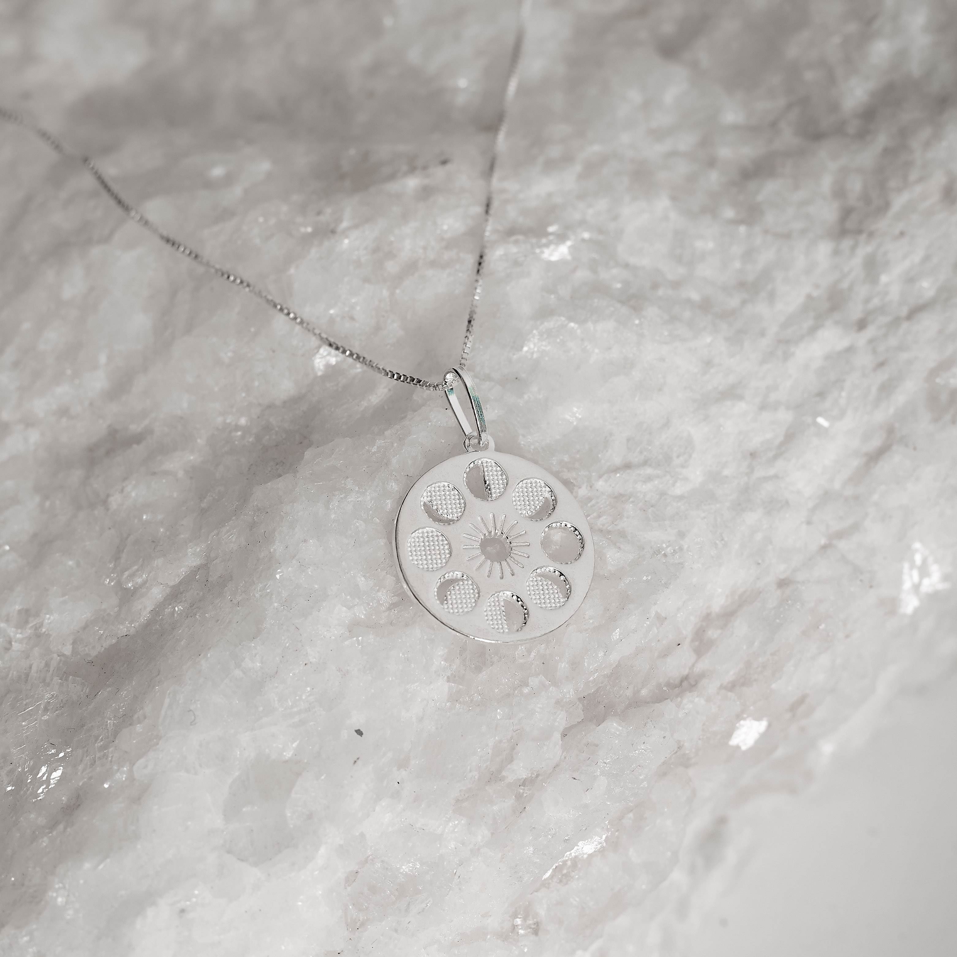 Imagem Secundária Colar pingente medalha fases da lua 17mm 45cm